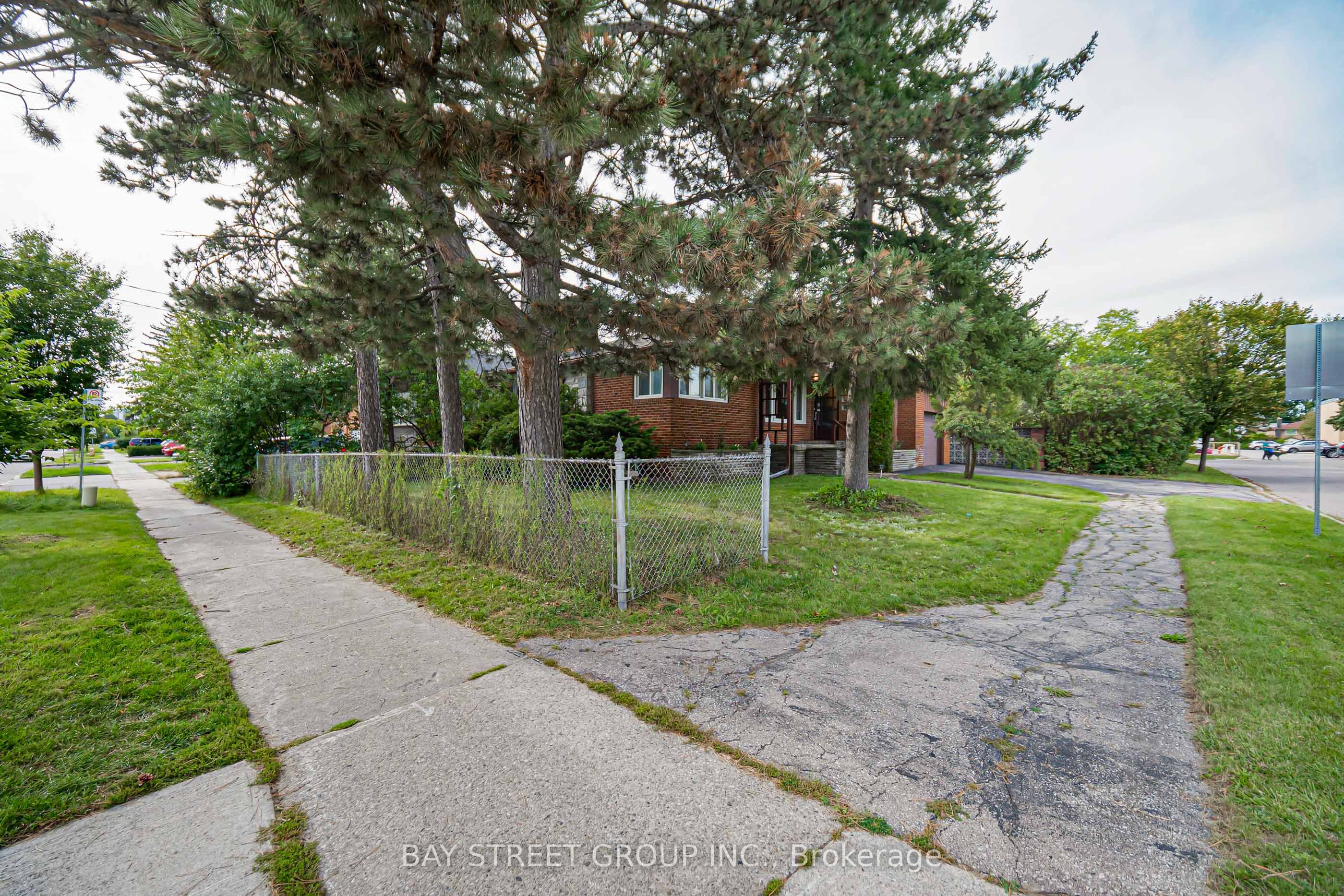 260 Moore Park Avenue Property Photo 4