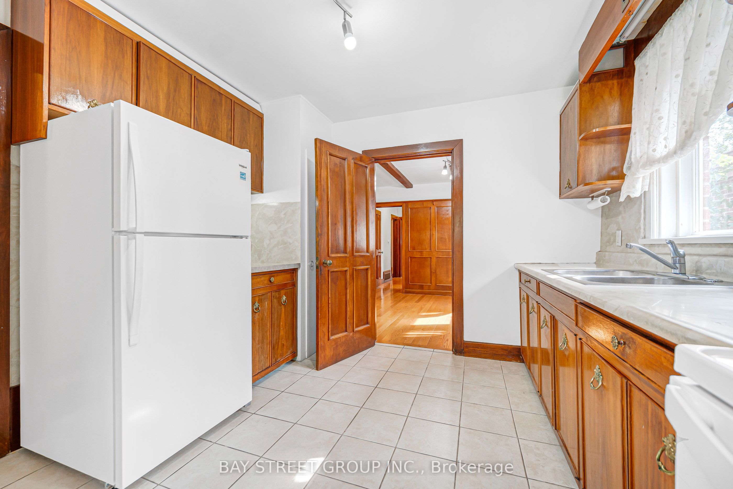 260 Moore Park Avenue Property Photo 9