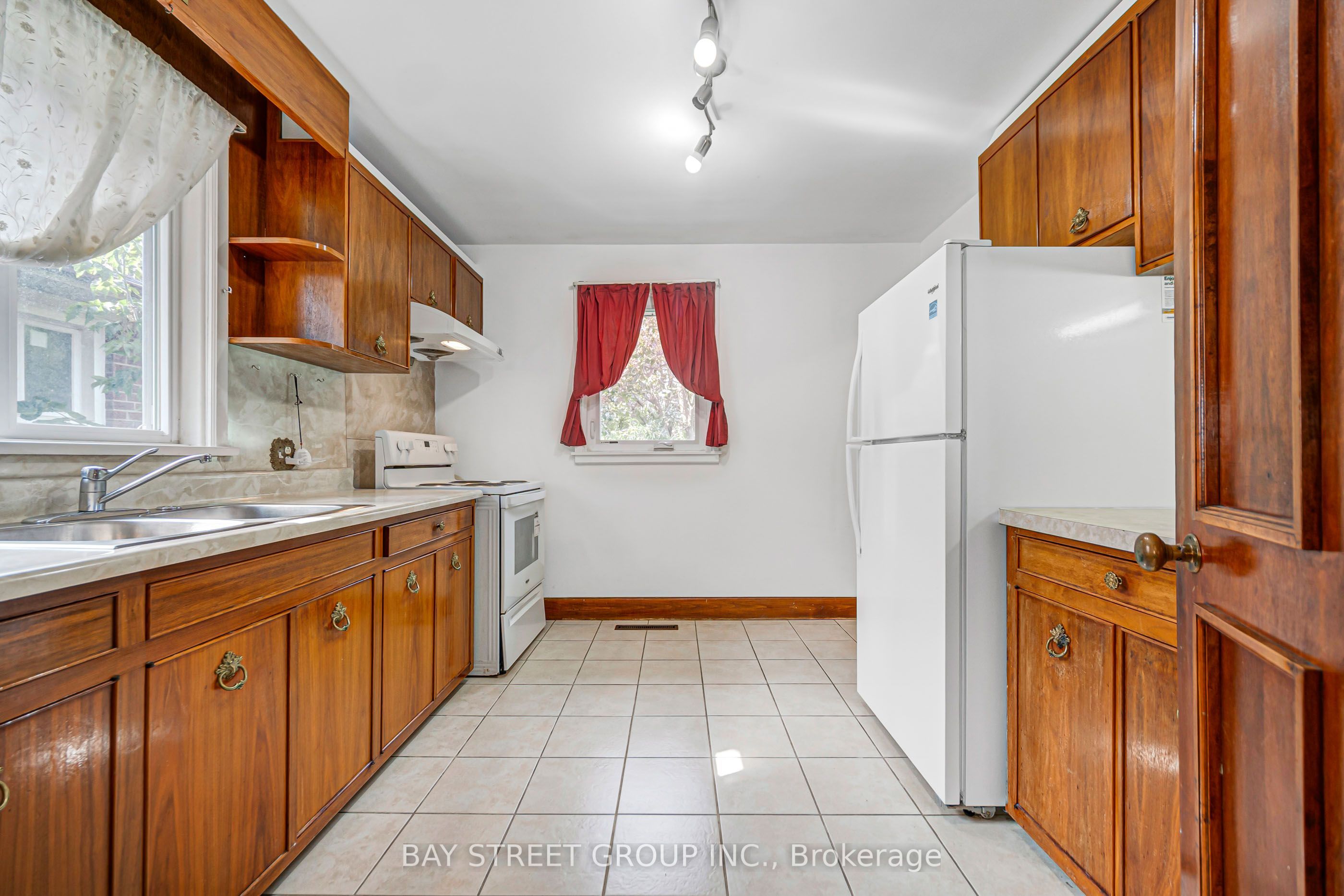 260 Moore Park Avenue Property Photo 10