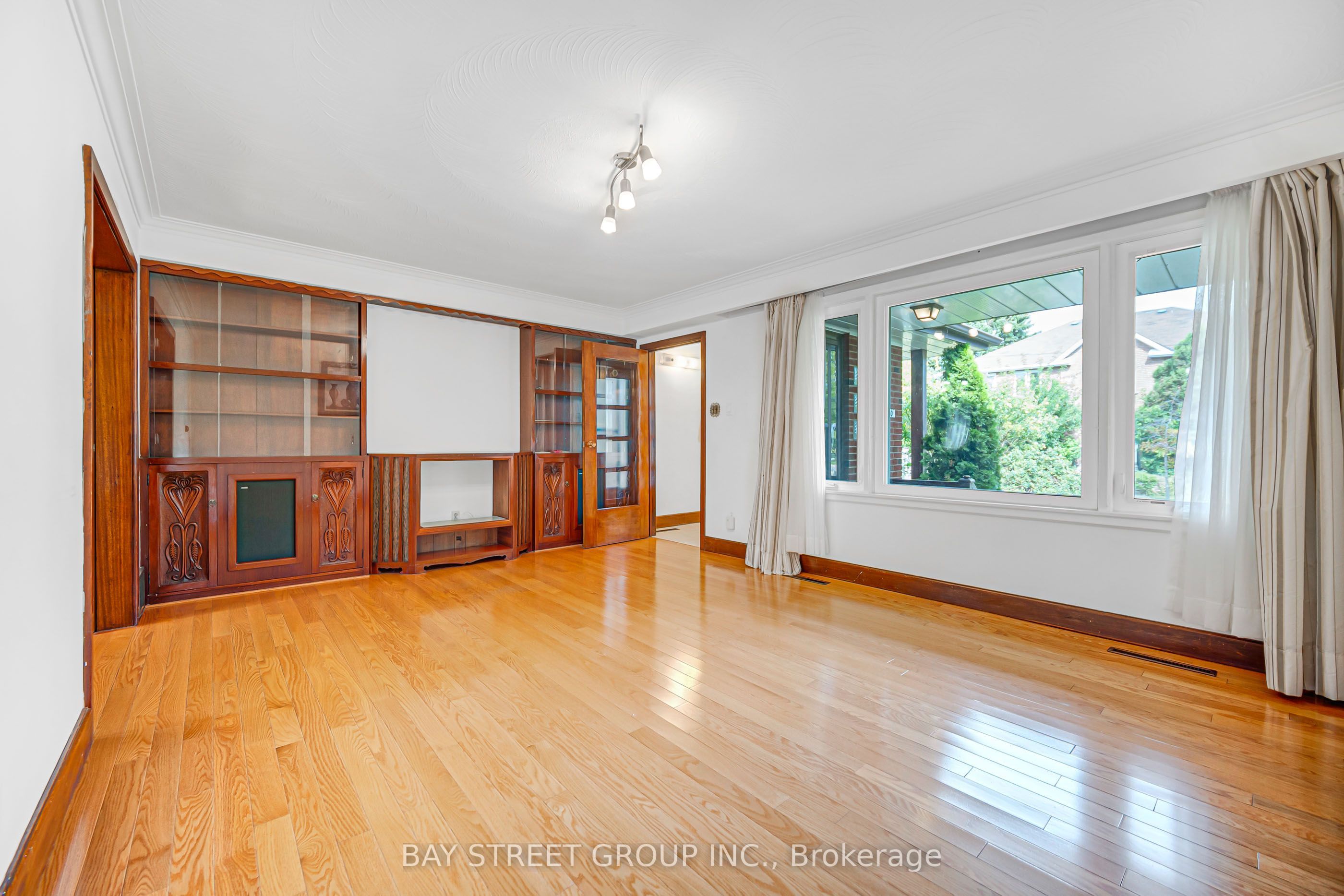 260 Moore Park Avenue Property Photo 15