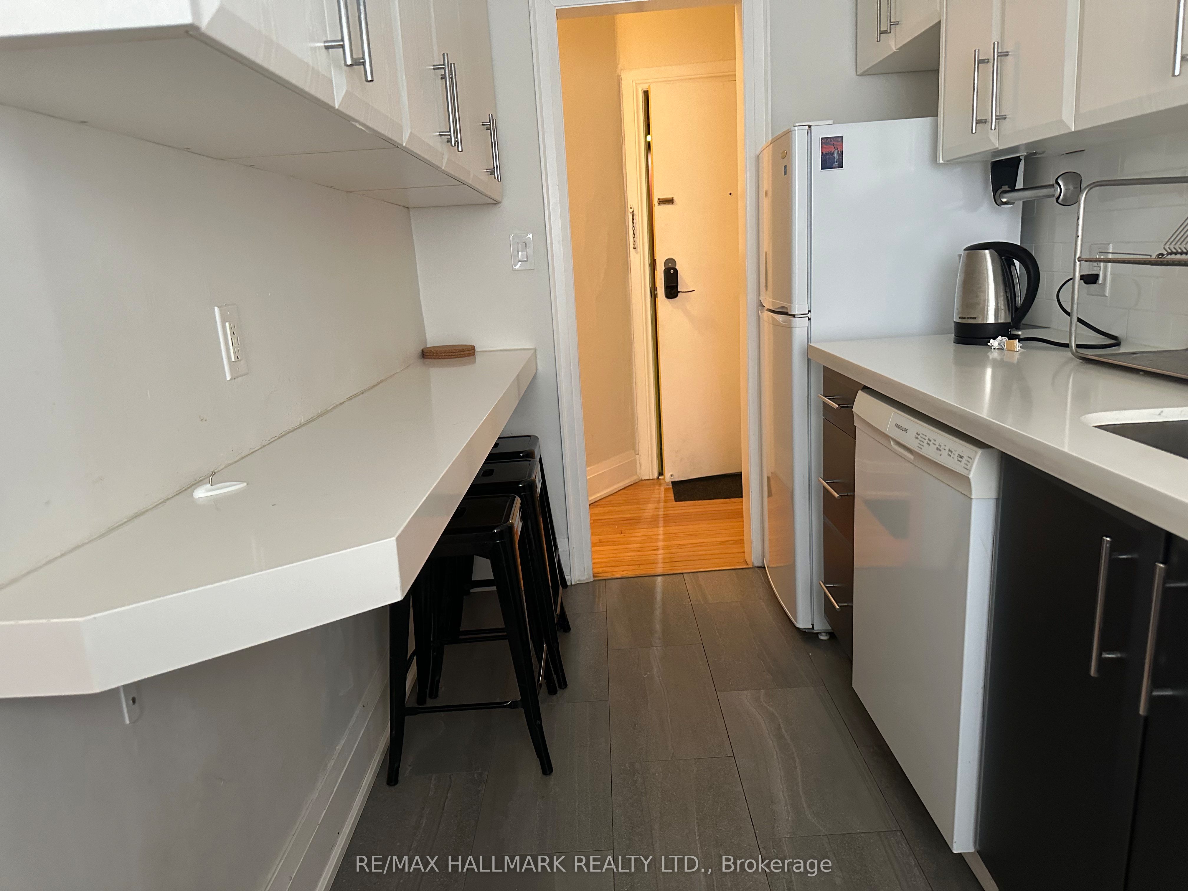 595 St Clair Avenue W 9 Property Photo 3