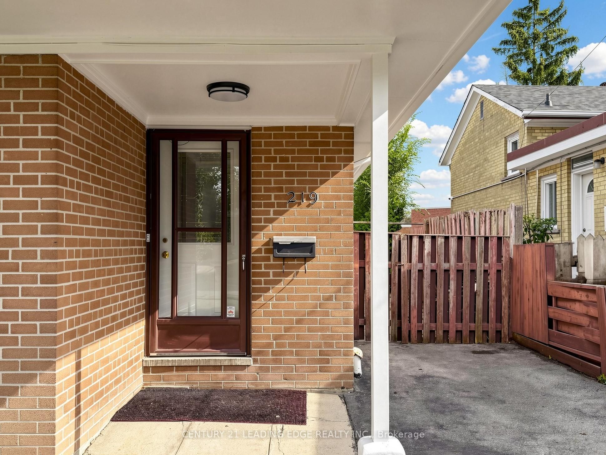 219 Lynedock Crescent Property Photo 3