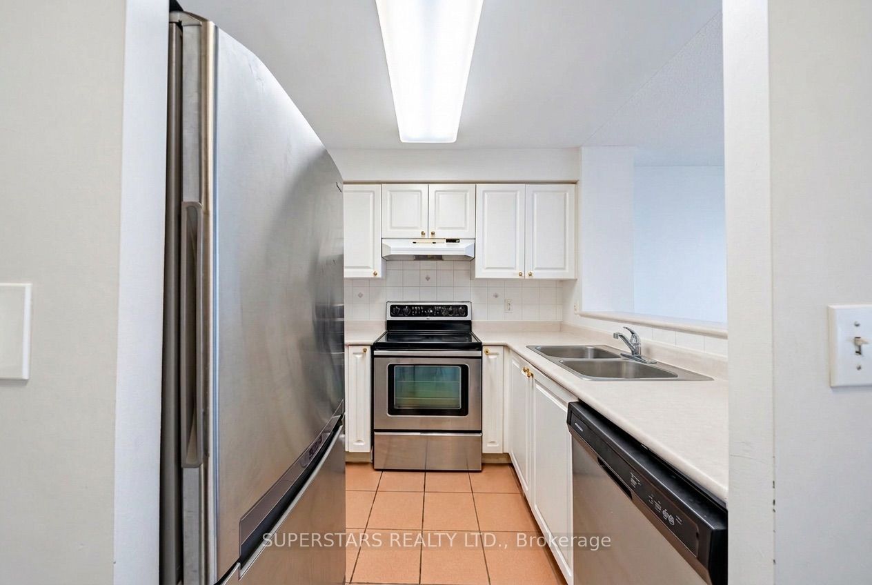 28 Pemberton Avenue 1110 Property Photo 6