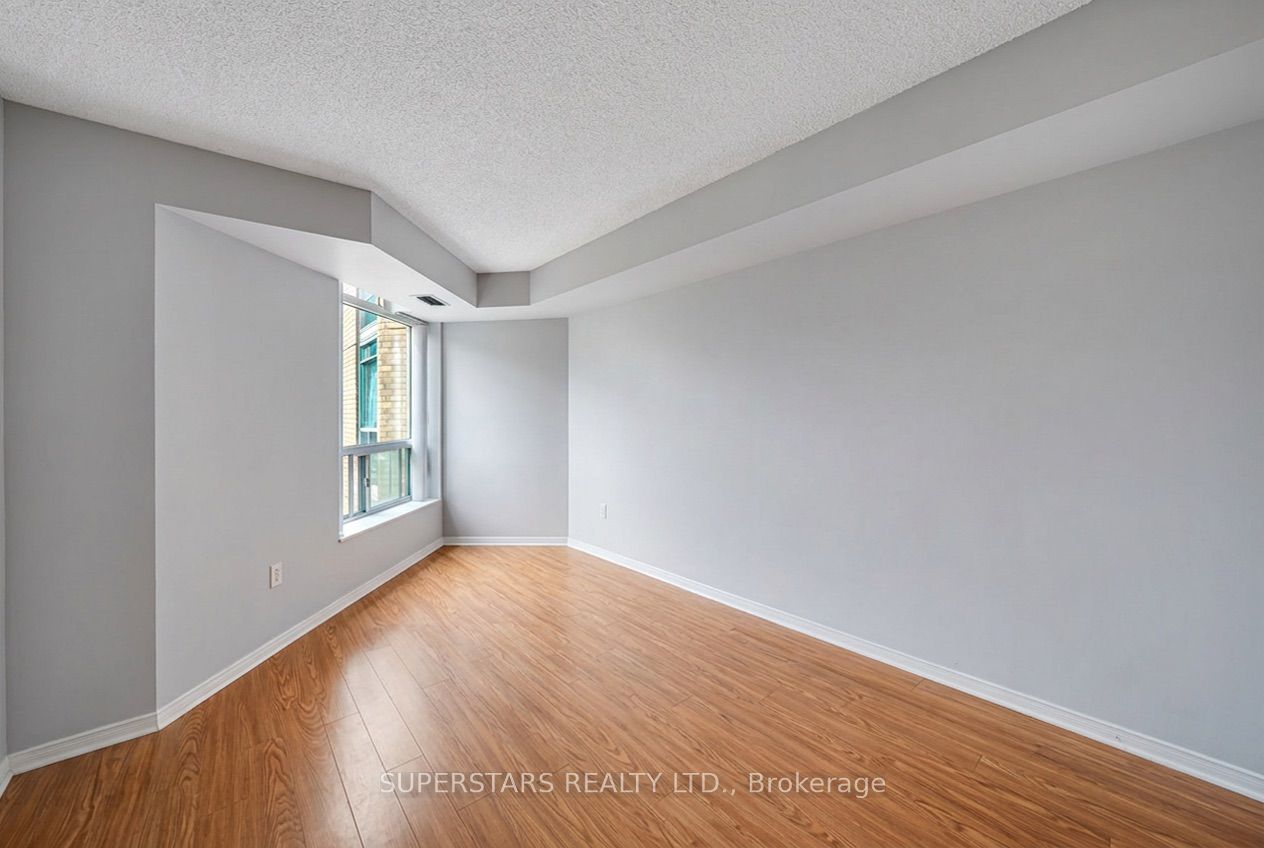 28 Pemberton Avenue 1110 Property Photo 8