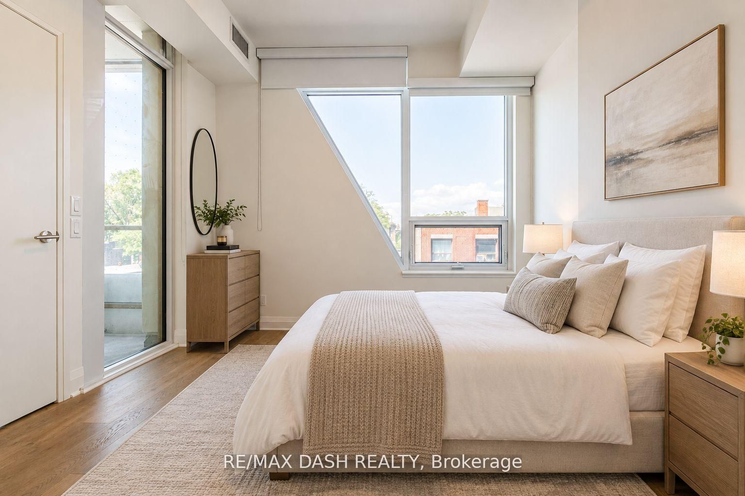 151 Avenue Road 310 Property Photo 1