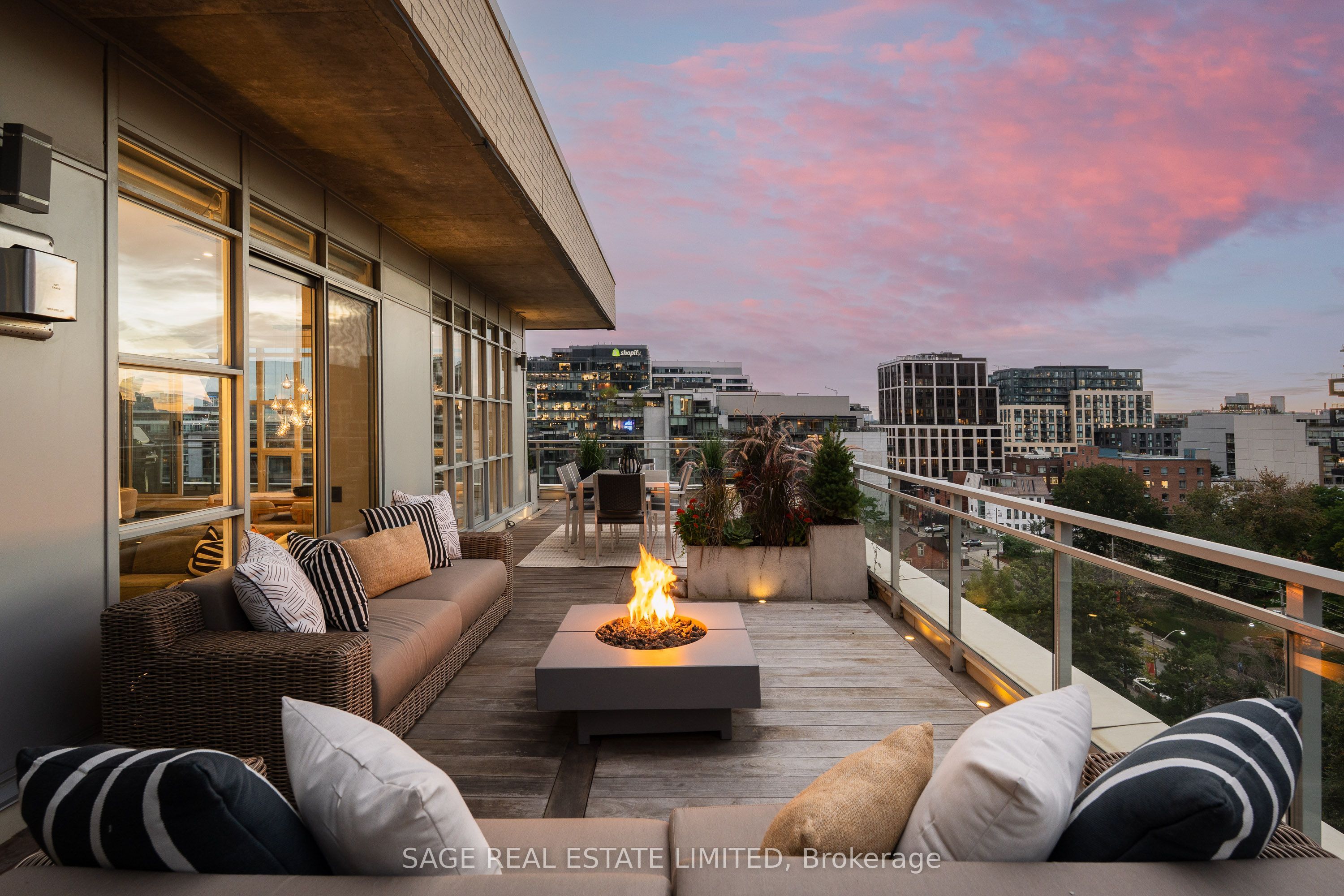 19 Brant Street 903
