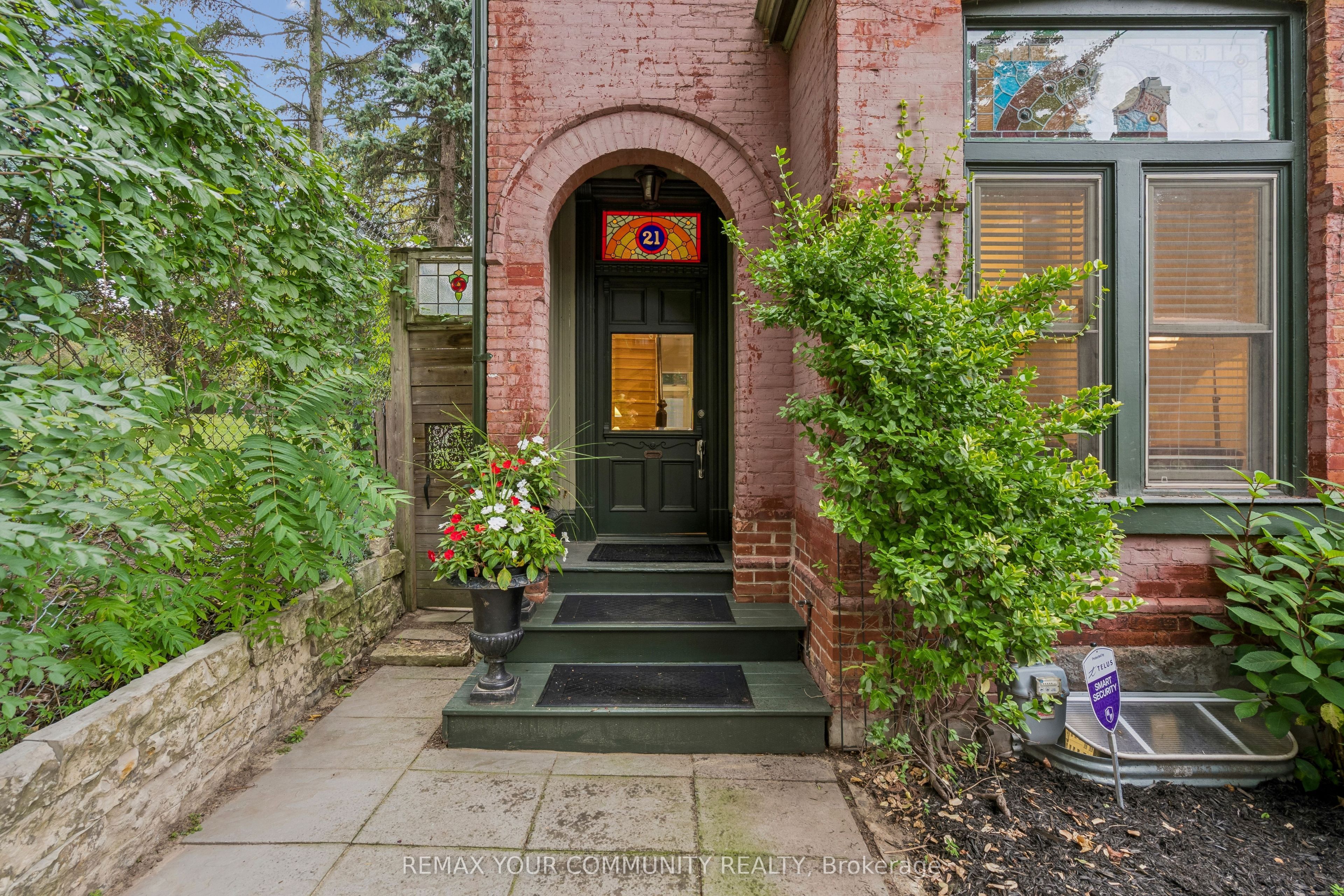 21 Laurier Avenue E Property Photo 1
