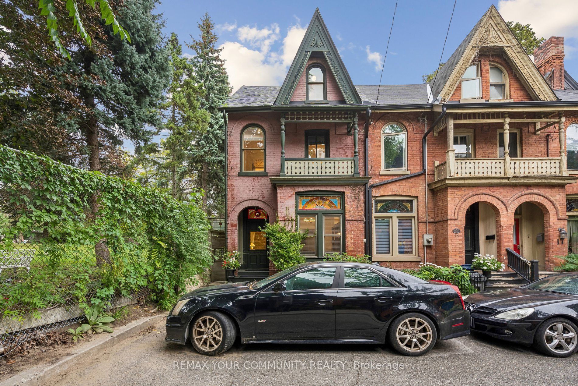 21 Laurier Avenue E Property Photo 2