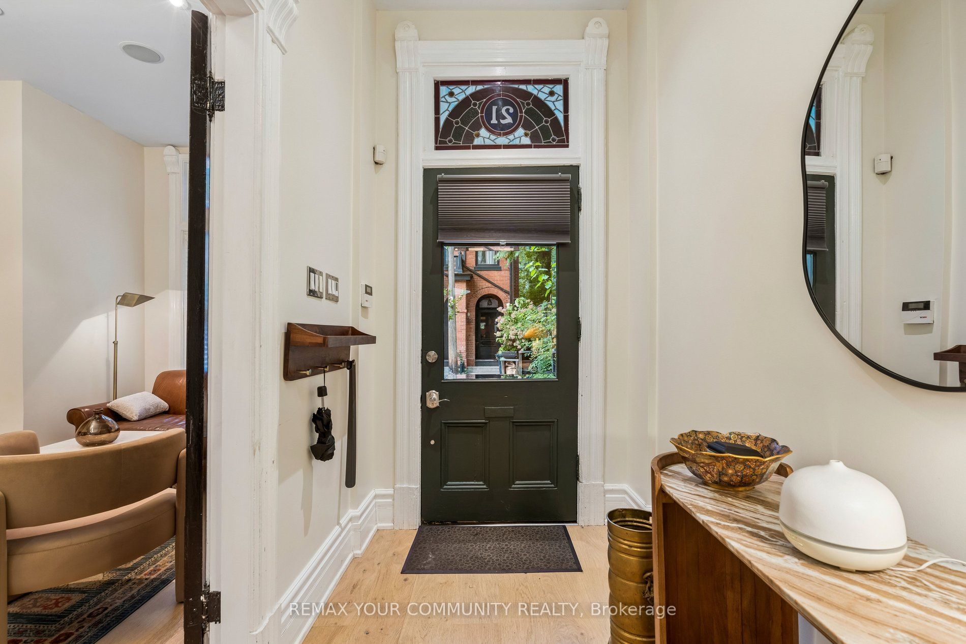 21 Laurier Avenue E Property Photo 4