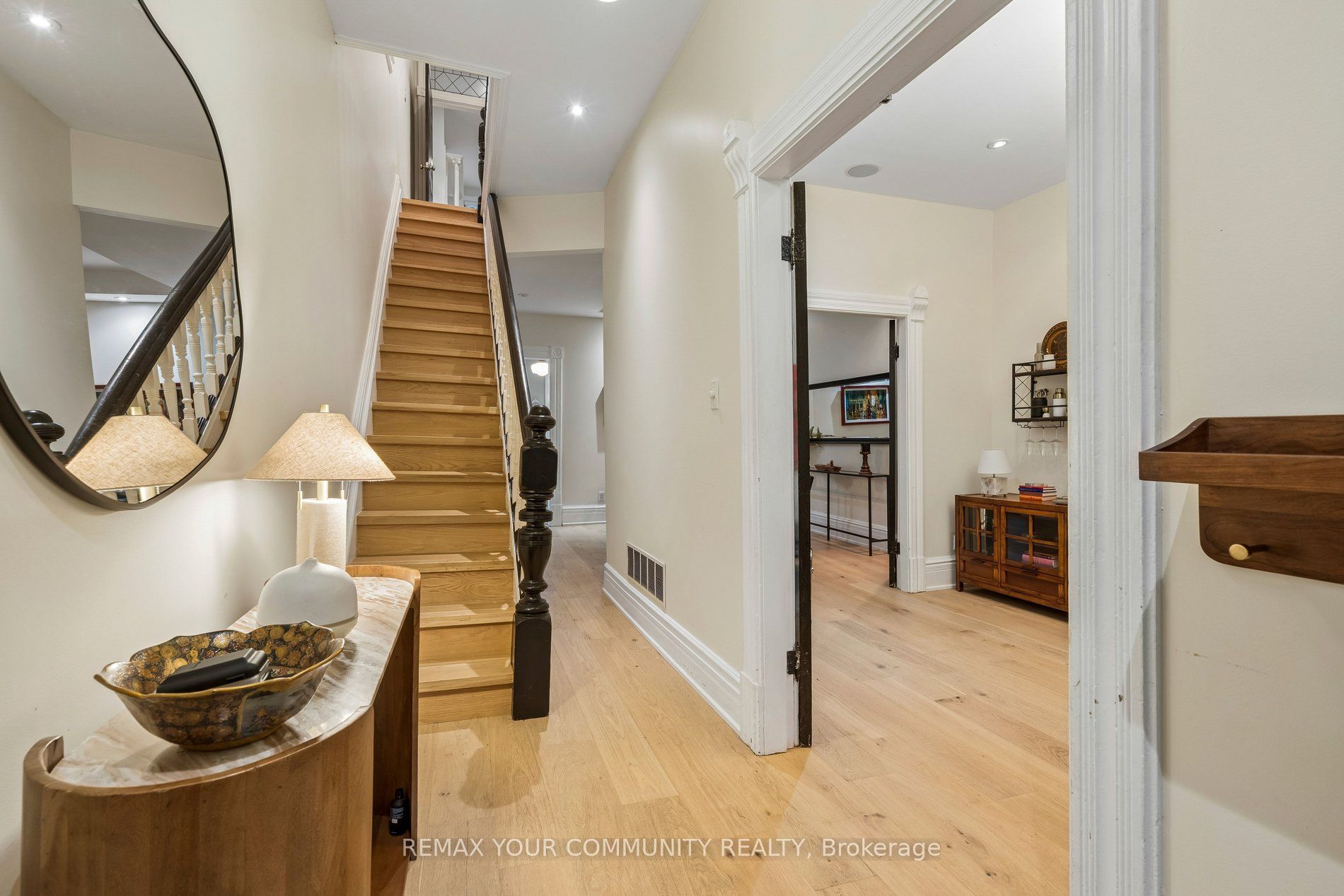 21 Laurier Avenue E Property Photo 5