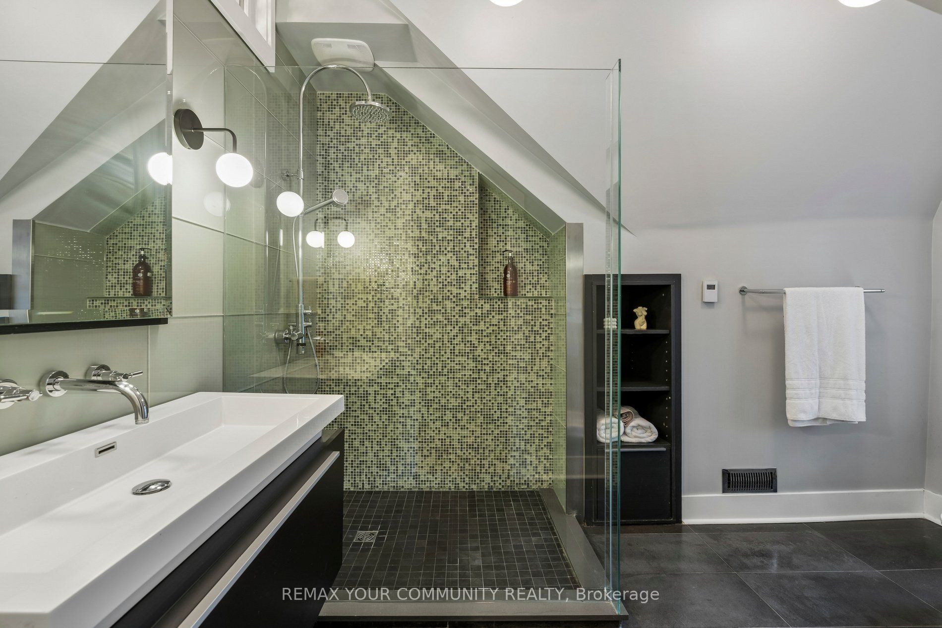 21 Laurier Avenue E Property Photo 37