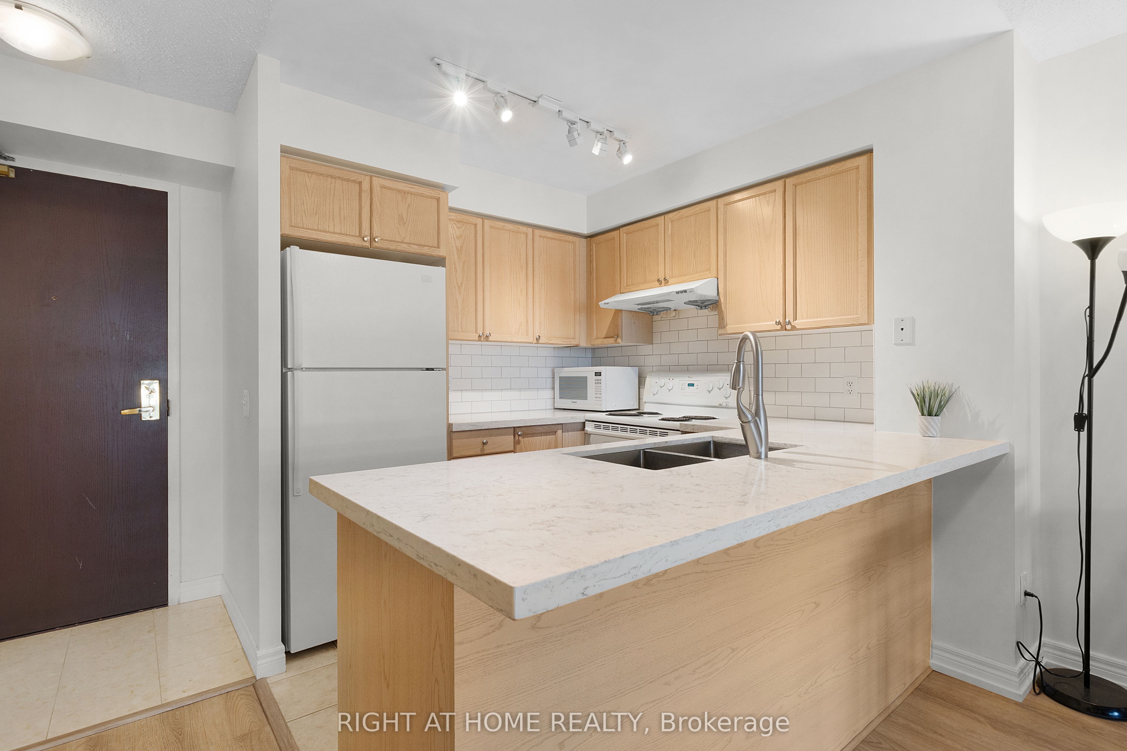 18 Parkview Avenue 1602 Property Photo 2