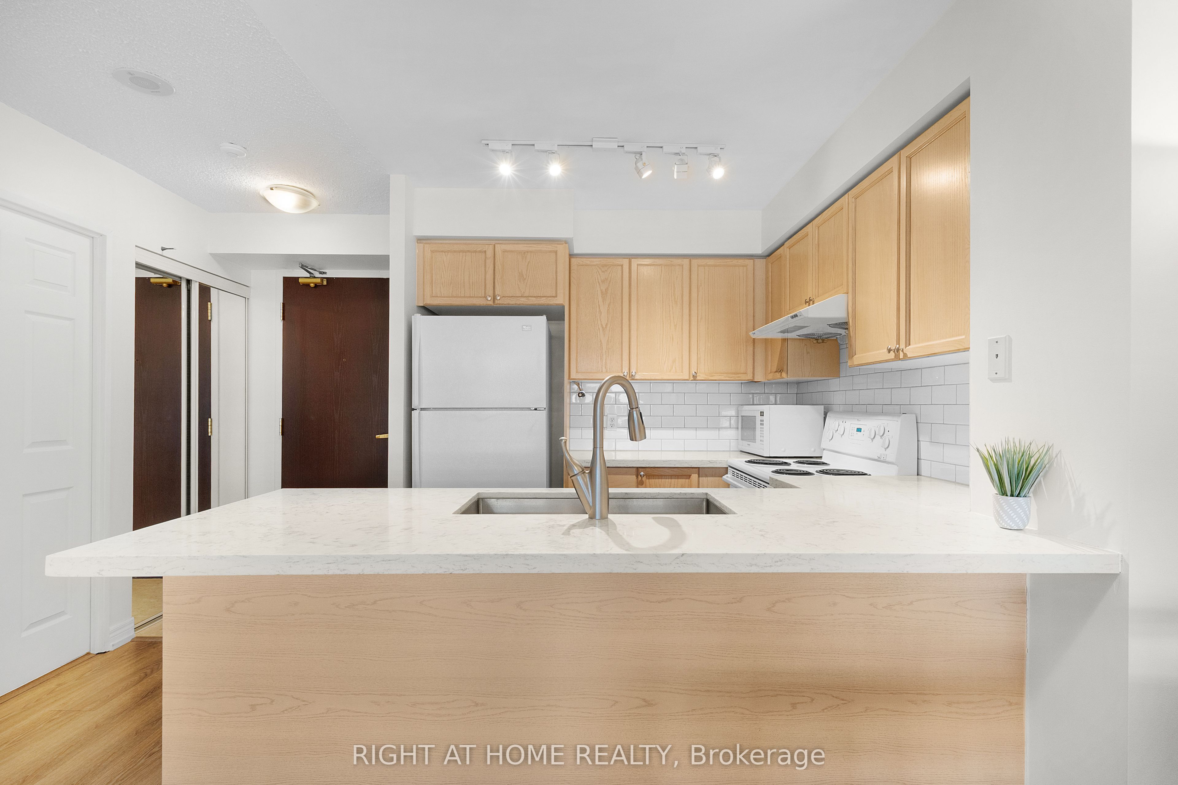 18 Parkview Avenue 1602 Property Photo 3