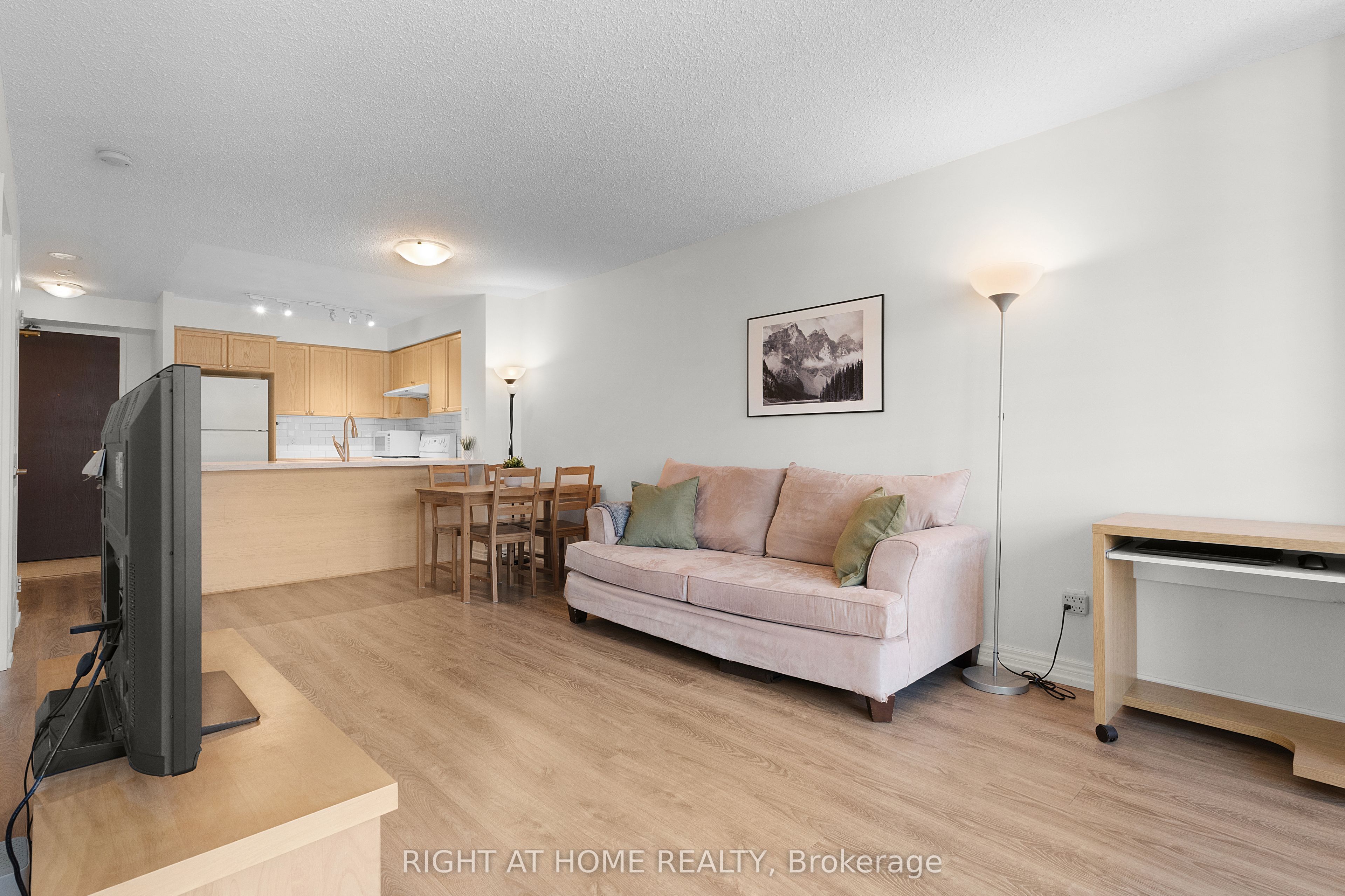 18 Parkview Avenue 1602 Property Photo 4
