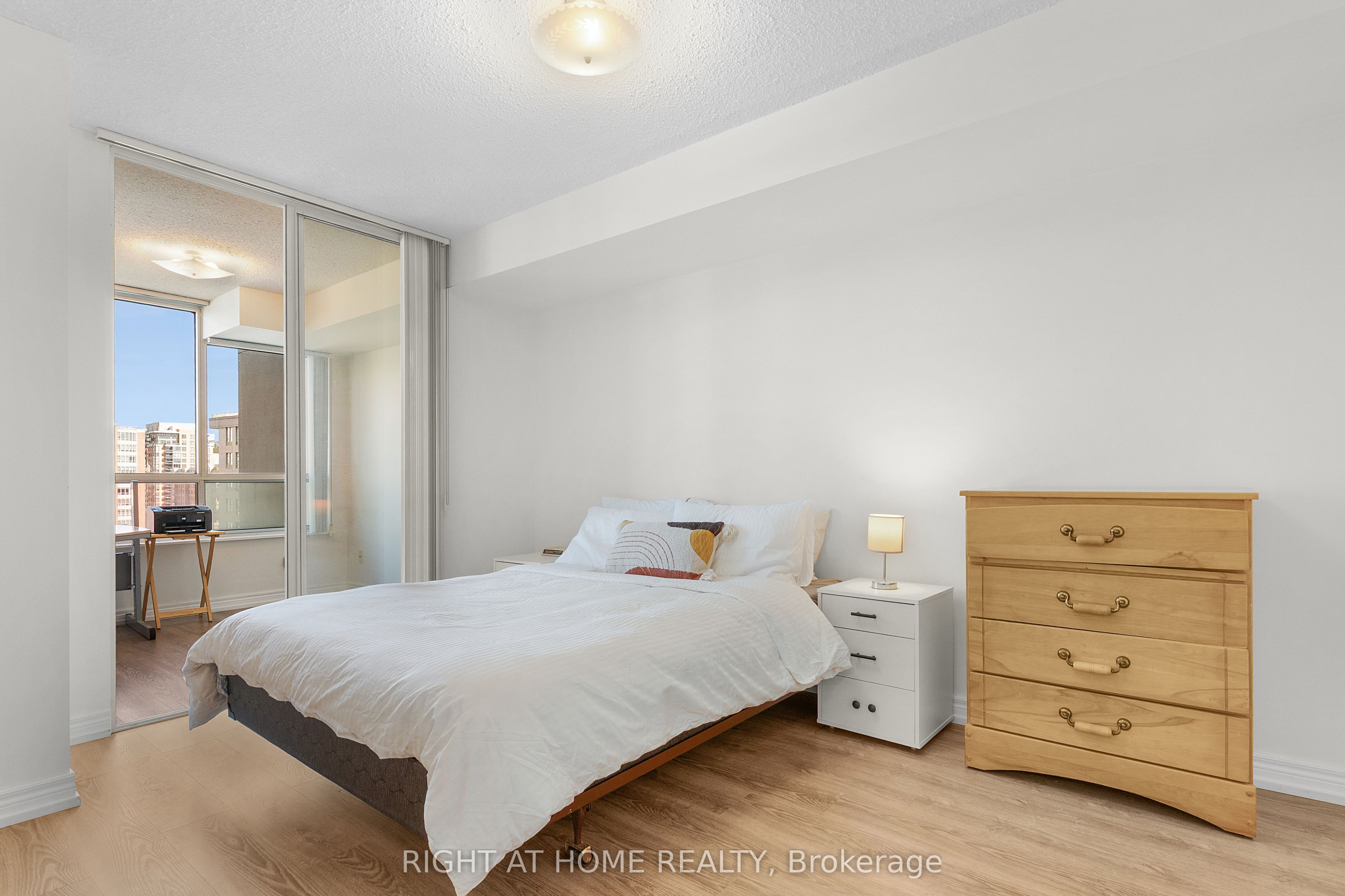 18 Parkview Avenue 1602 Property Photo 6