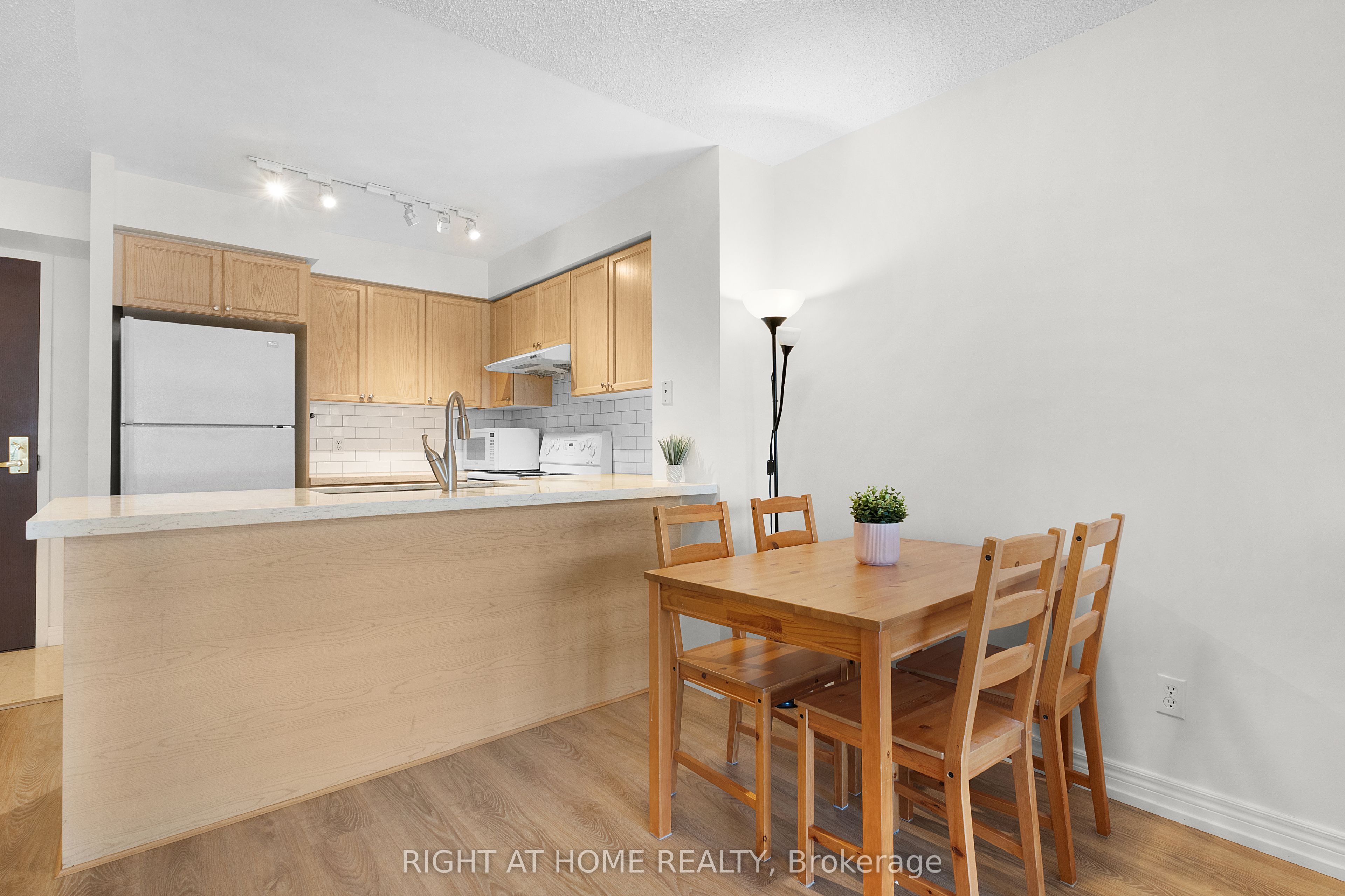 18 Parkview Avenue 1602 Property Photo 12