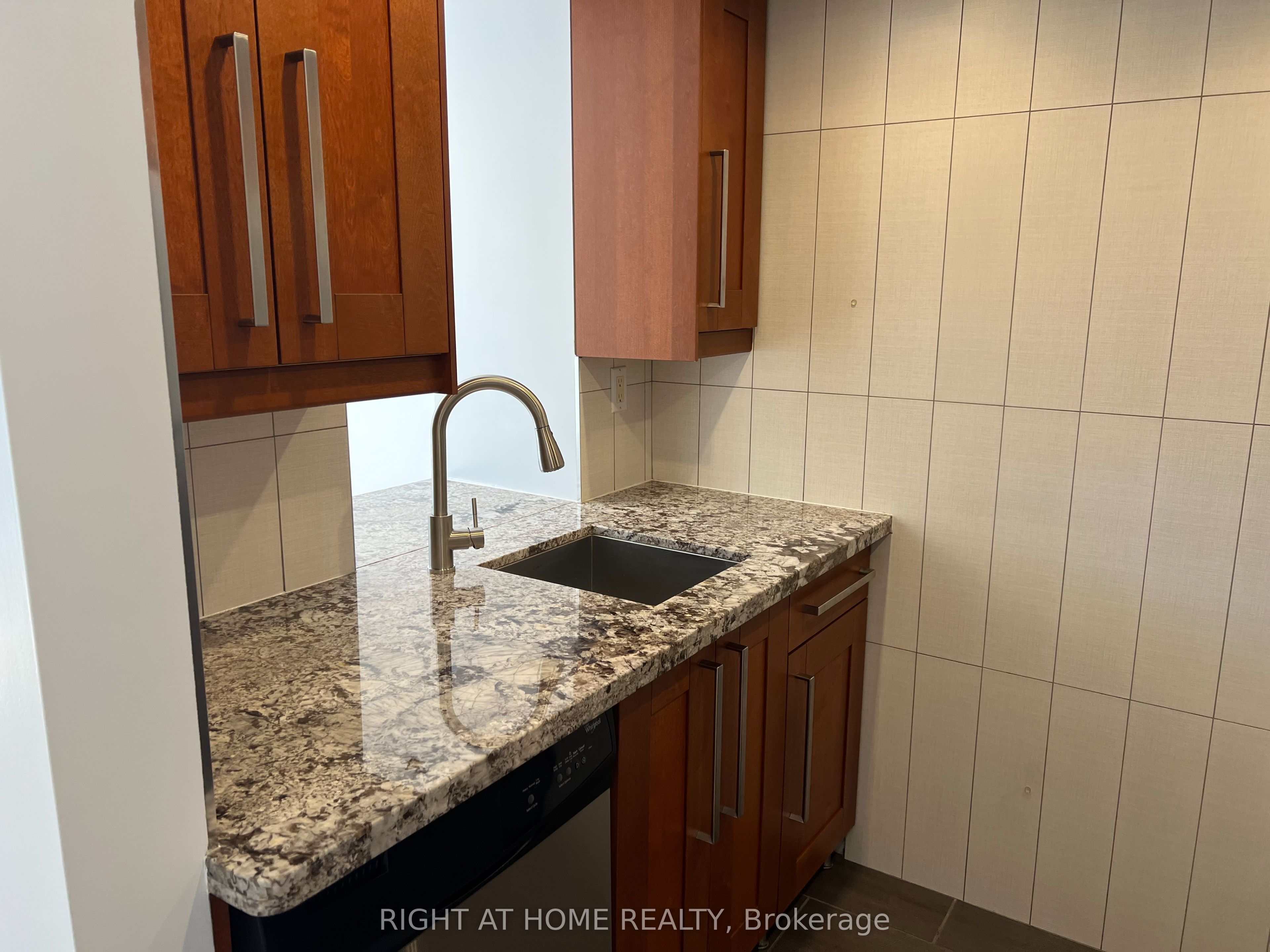 64 Douro Street 255 Property Photo 7