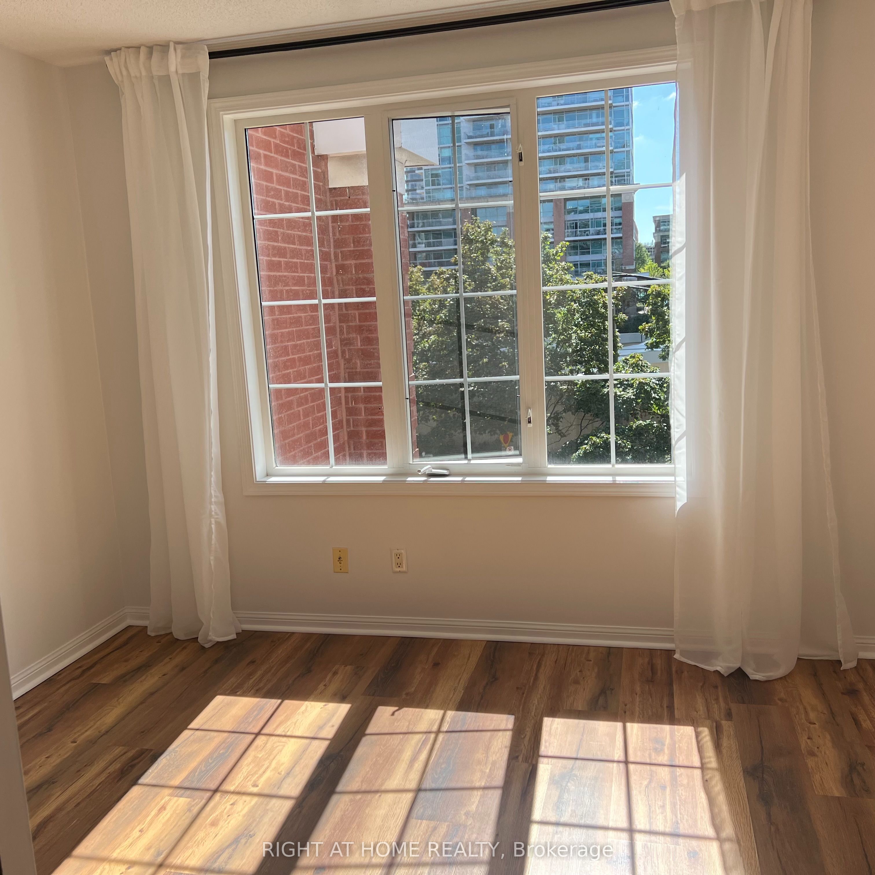 64 Douro Street 255 Property Photo 12