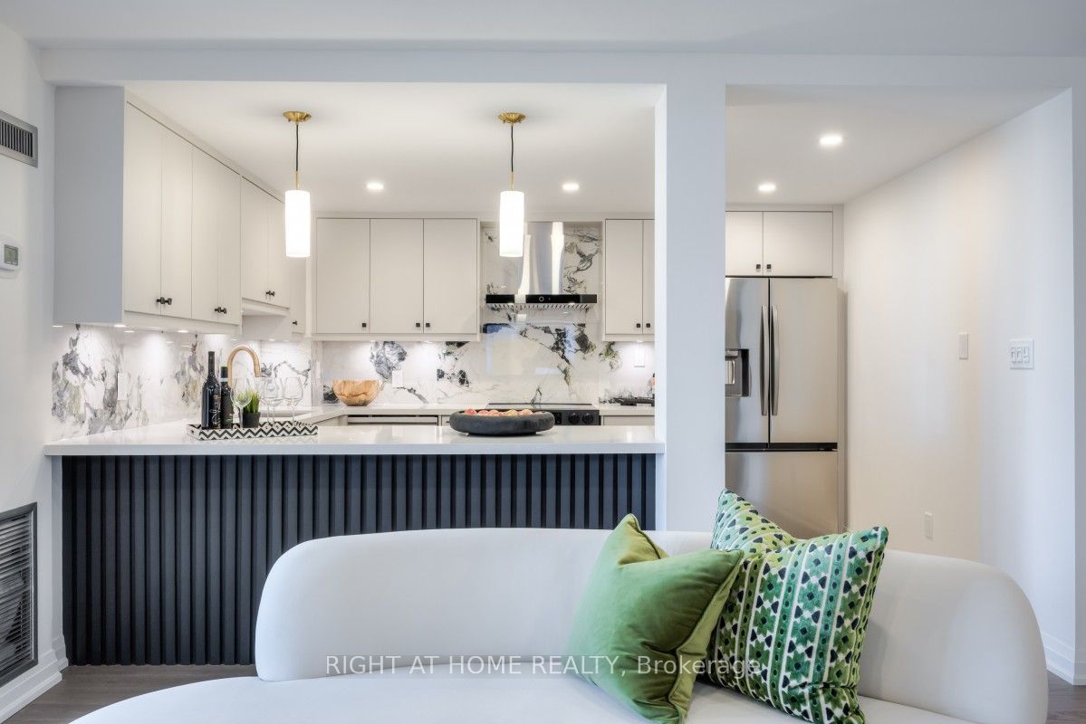 5444 Yonge Street 1810 Property Photo 8