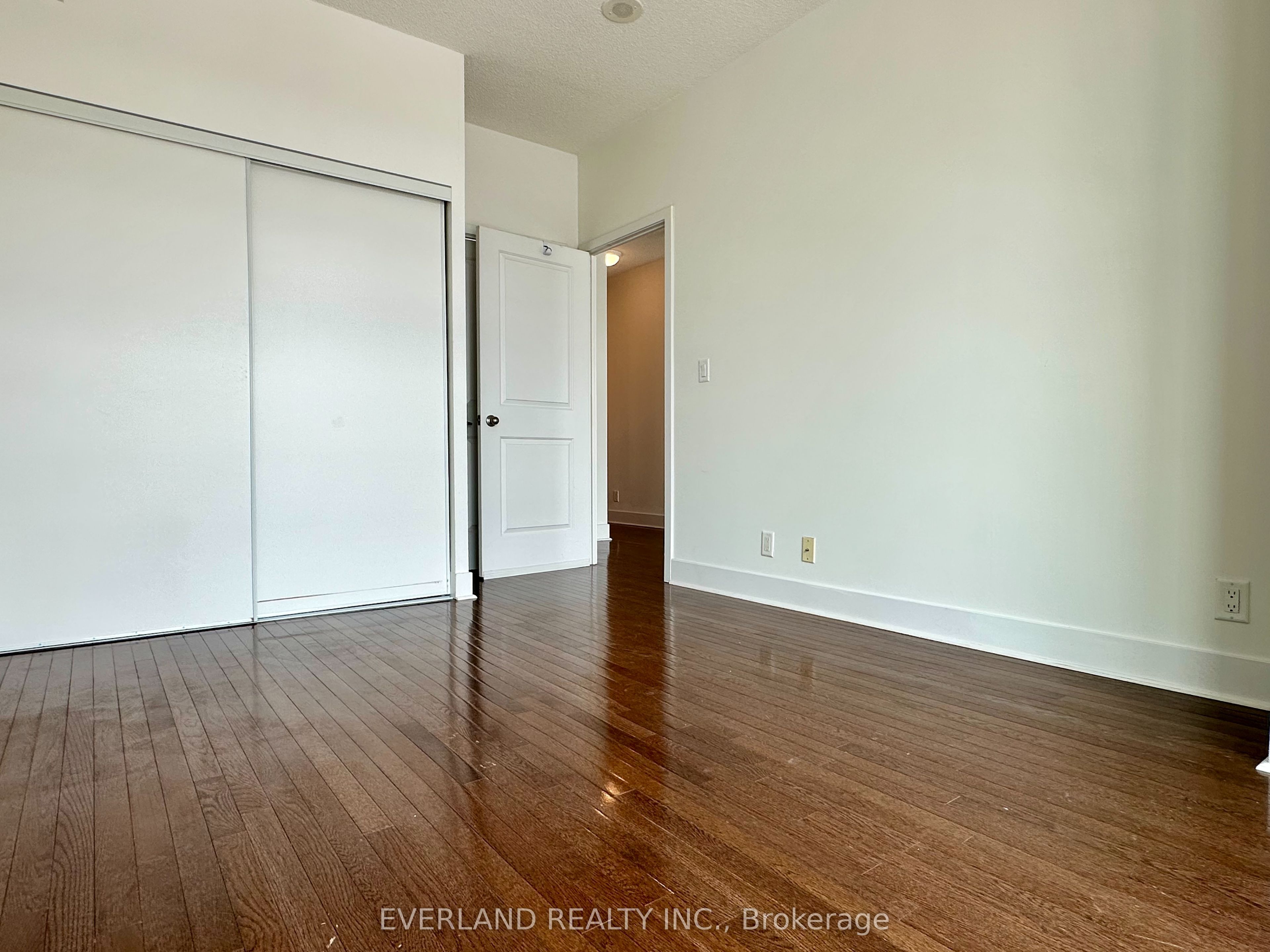 26 Norton Avenue 901 Property Photo 12
