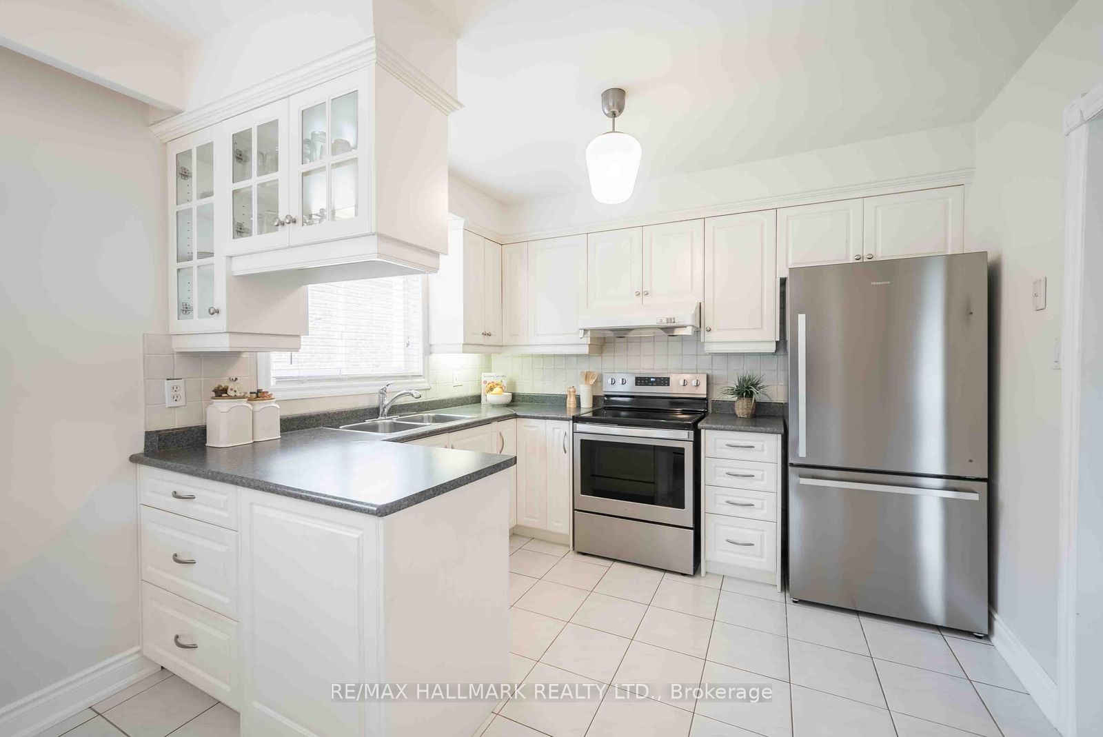 65 Baroness Crescent Property Photo 11