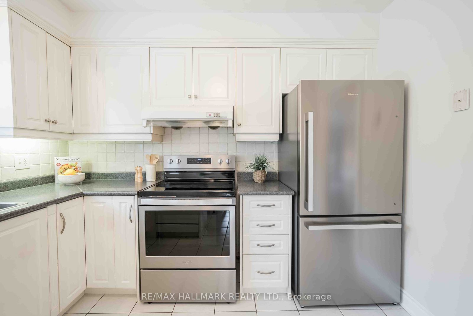 65 Baroness Crescent Property Photo 12