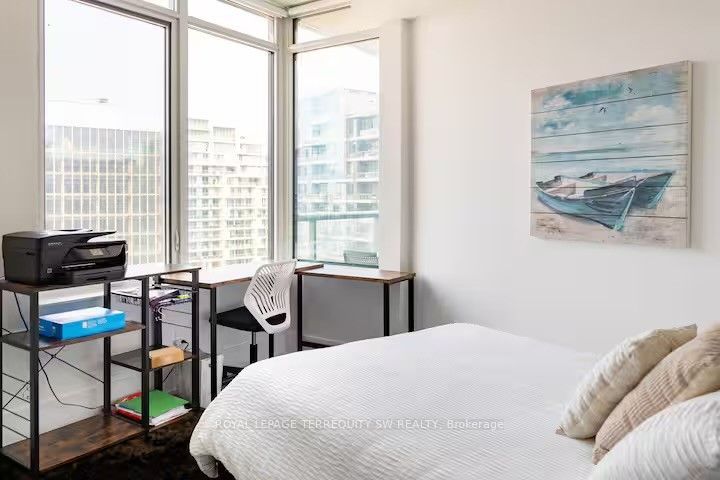 15 Merchants Wharf 901 Property Photo 11