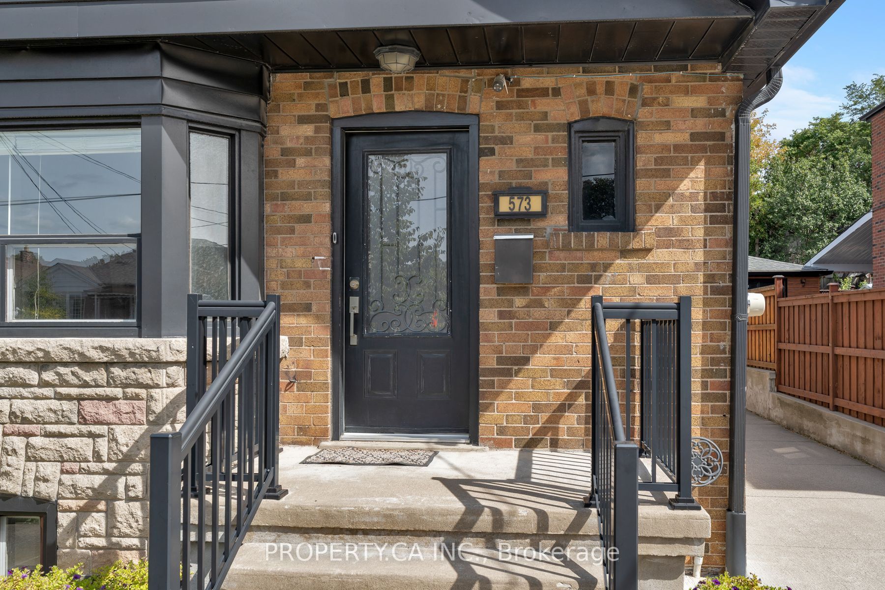 573 Northcliffe Boulevard Property Photo 3