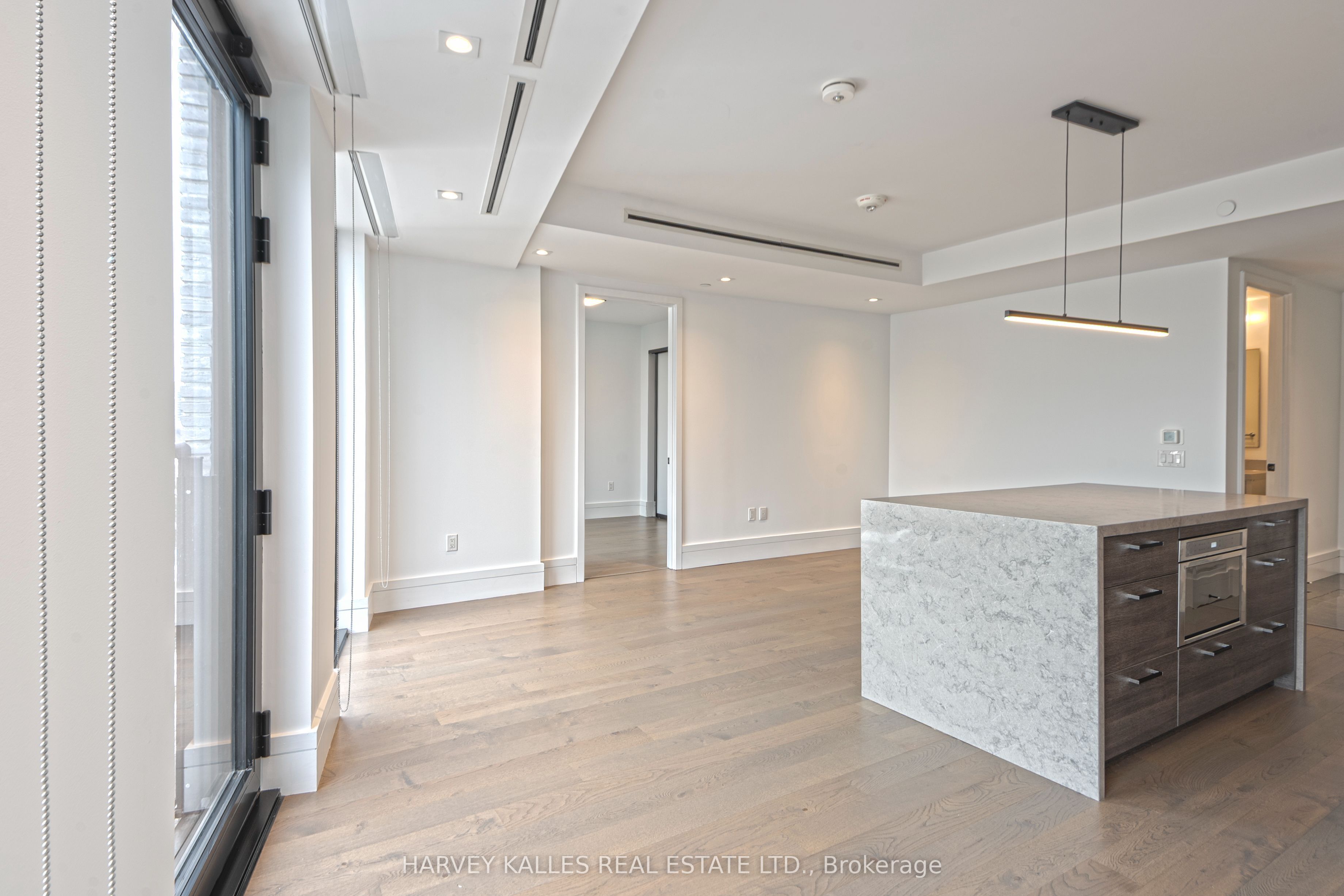 215 Lonsdale Road 1508 Property Photo 4
