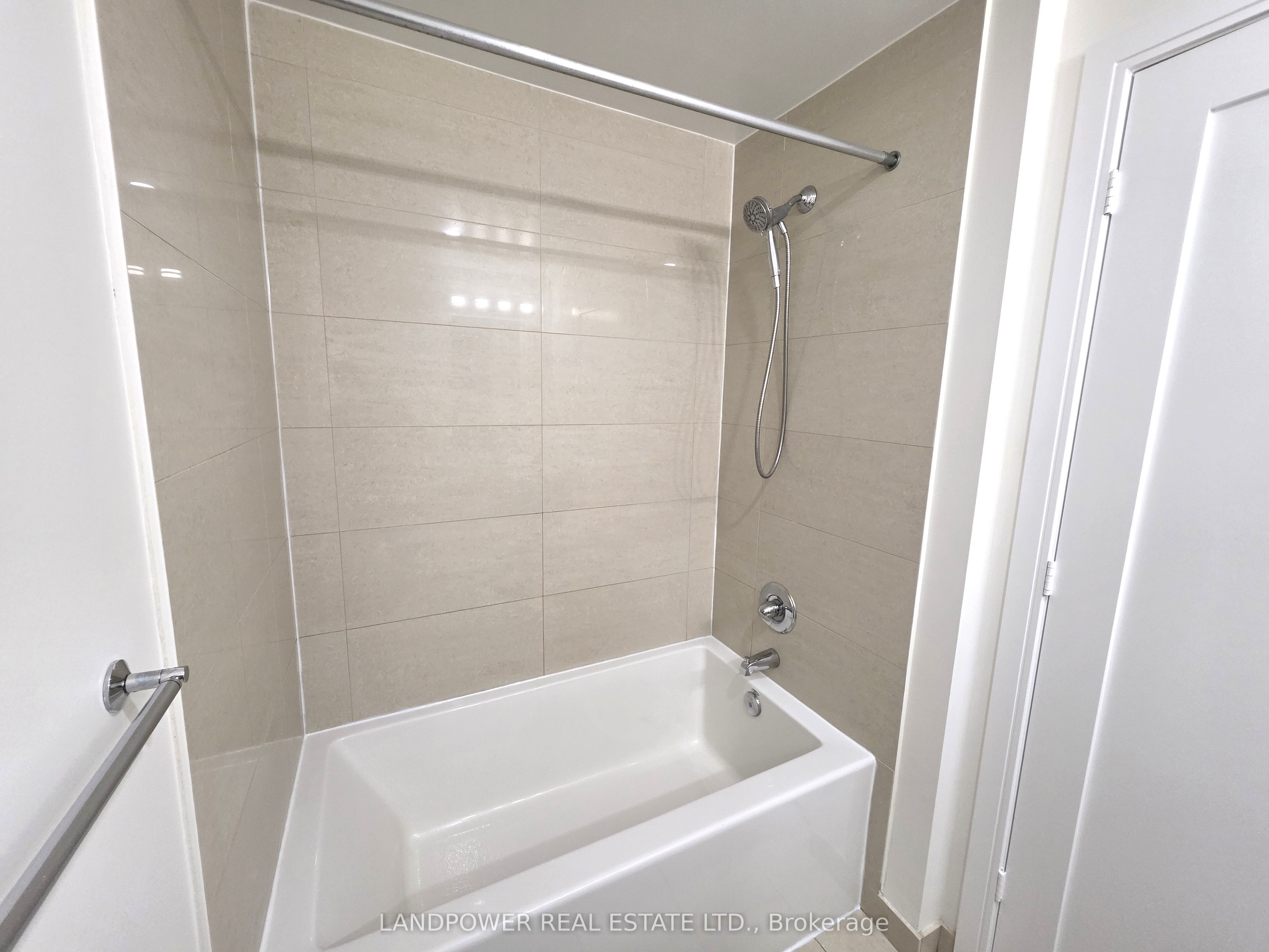 25 Broadway Avenue 906 Property Photo 16