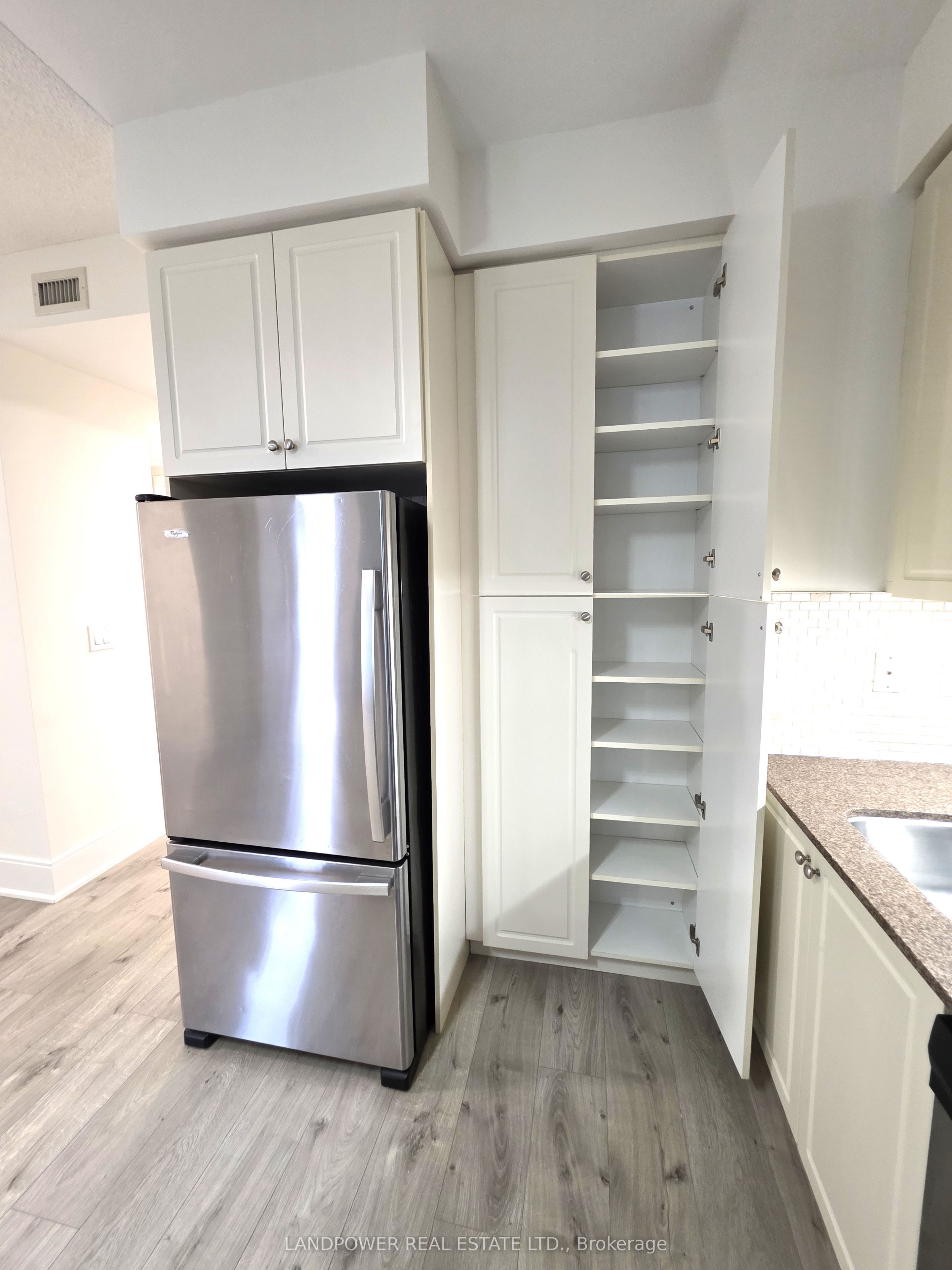 25 Broadway Avenue 906 Property Photo 18