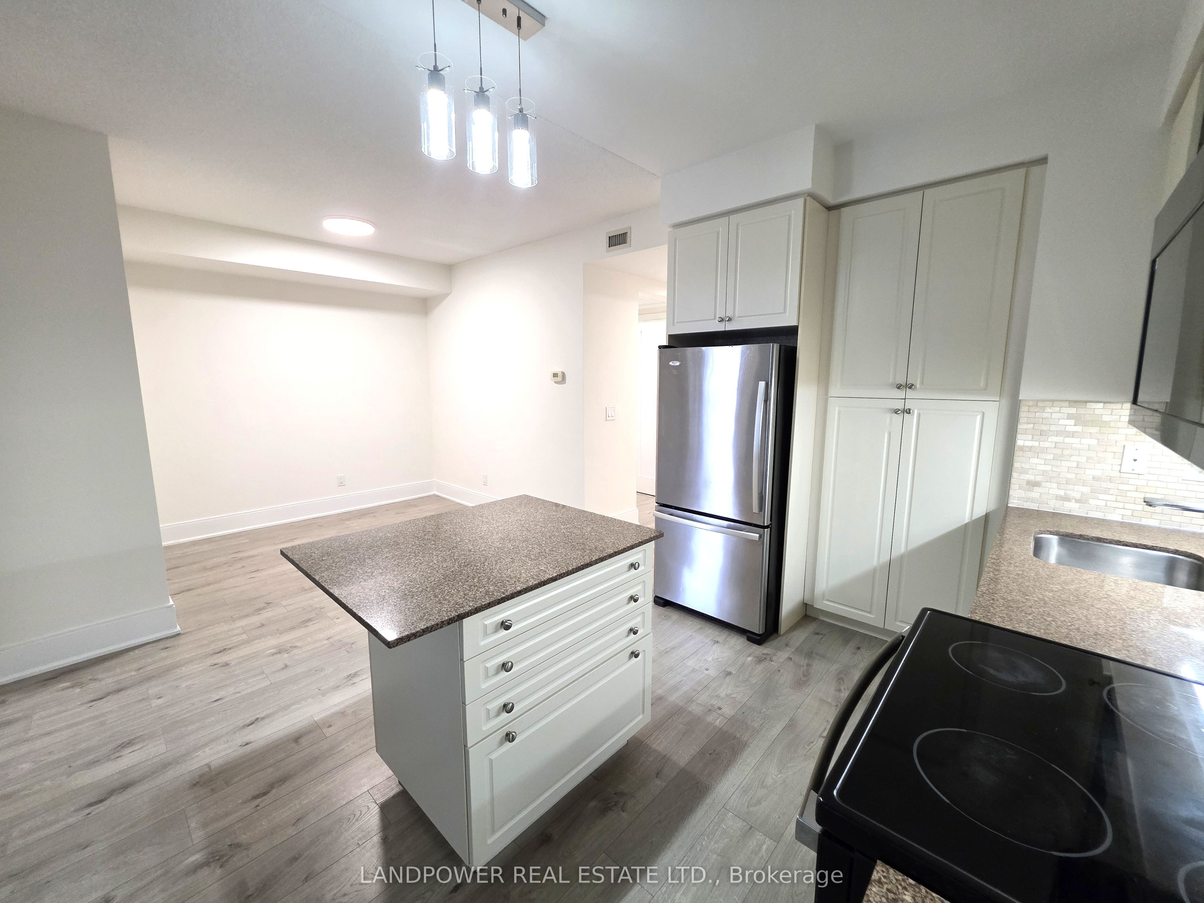 25 Broadway Avenue 906 Property Photo 22