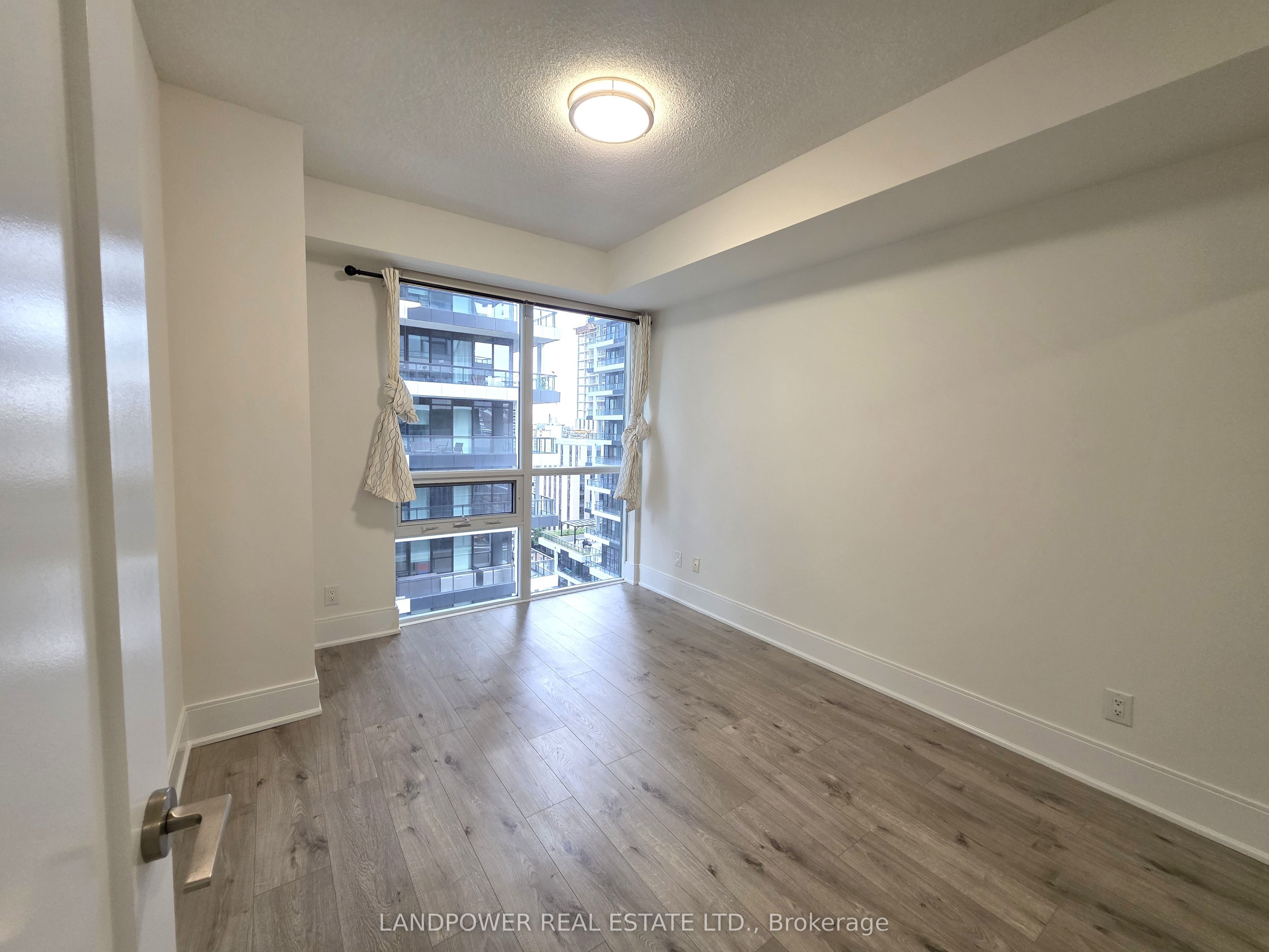 25 Broadway Avenue 906 Property Photo 29