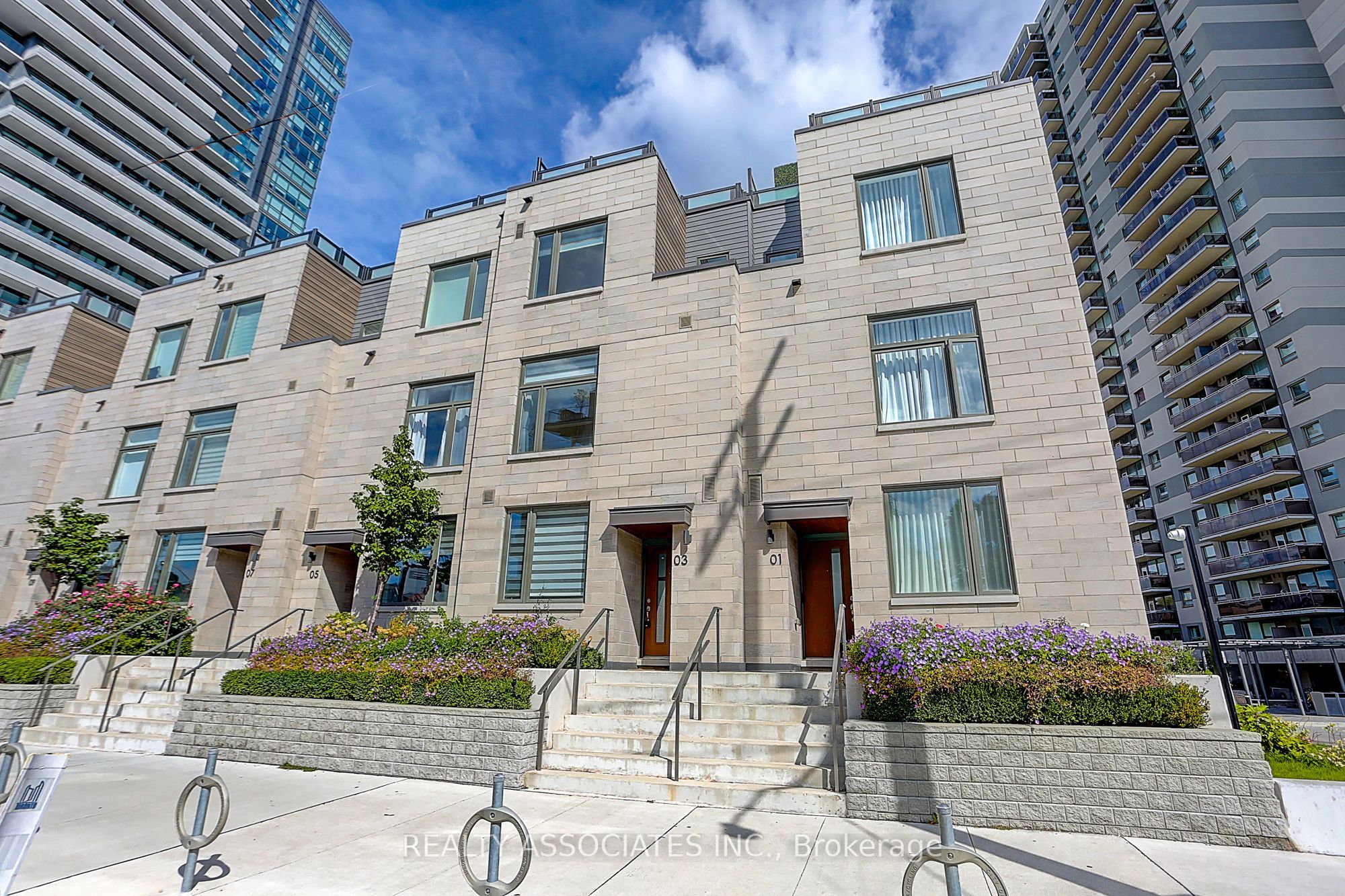 270 Davenport Road Th3 Property Photo 2