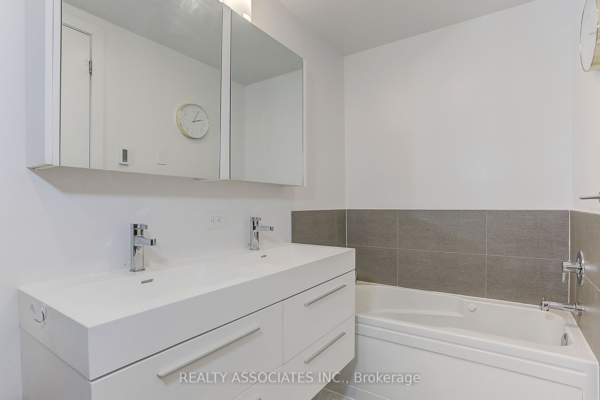 270 Davenport Road Th3 Property Photo 27