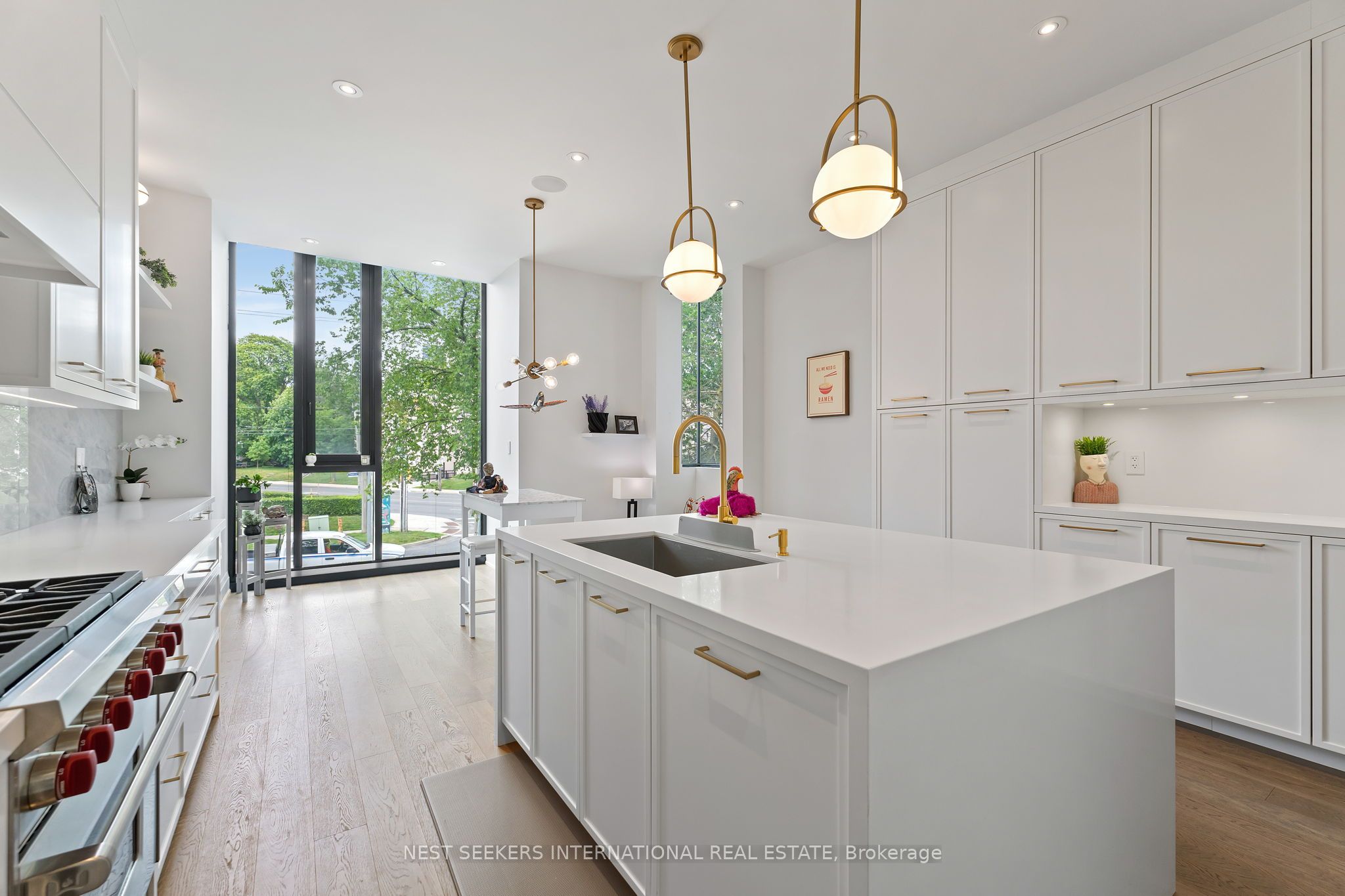 141 Chaplin Crescent Property Photo 8