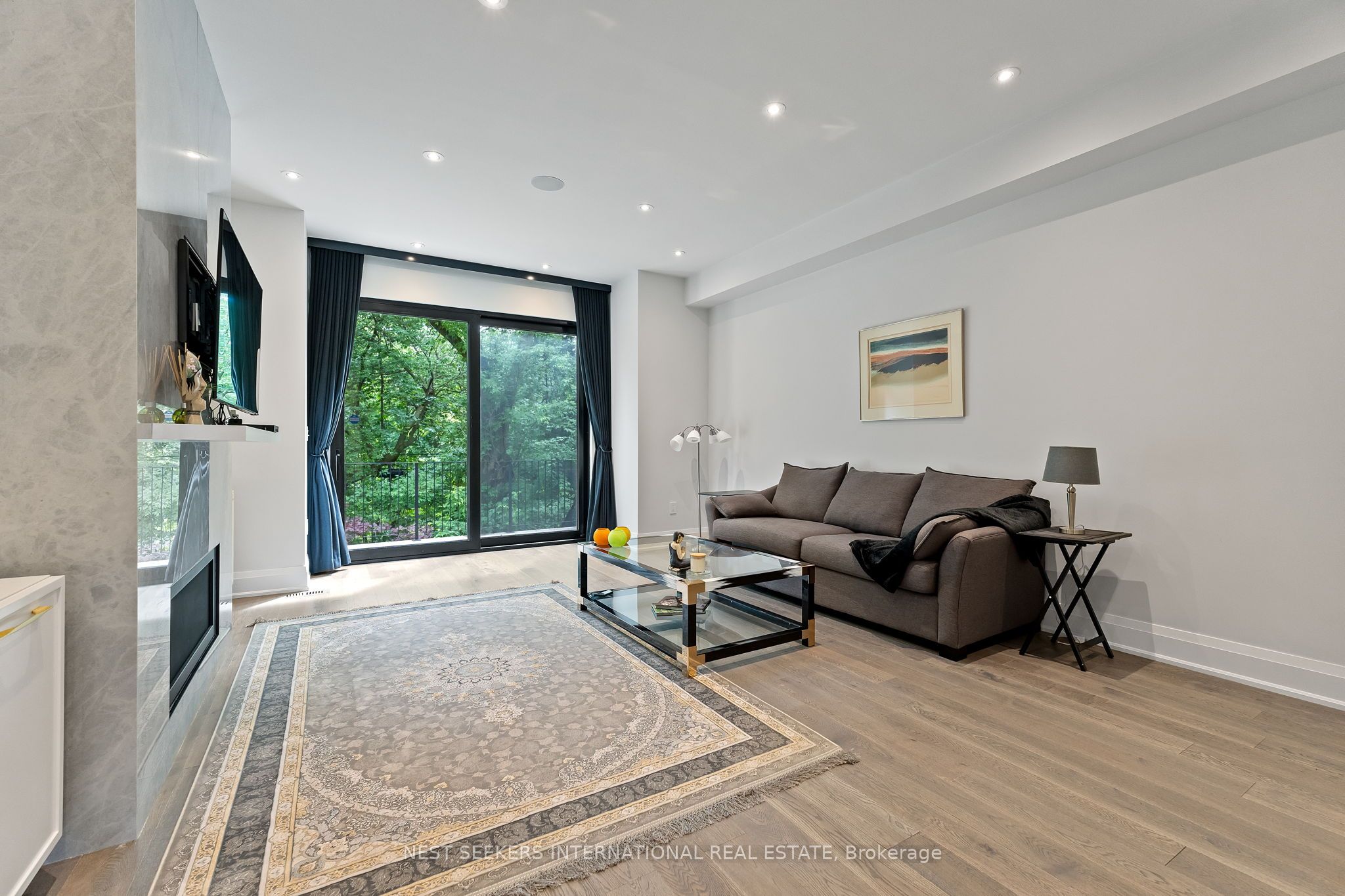 141 Chaplin Crescent Property Photo 16