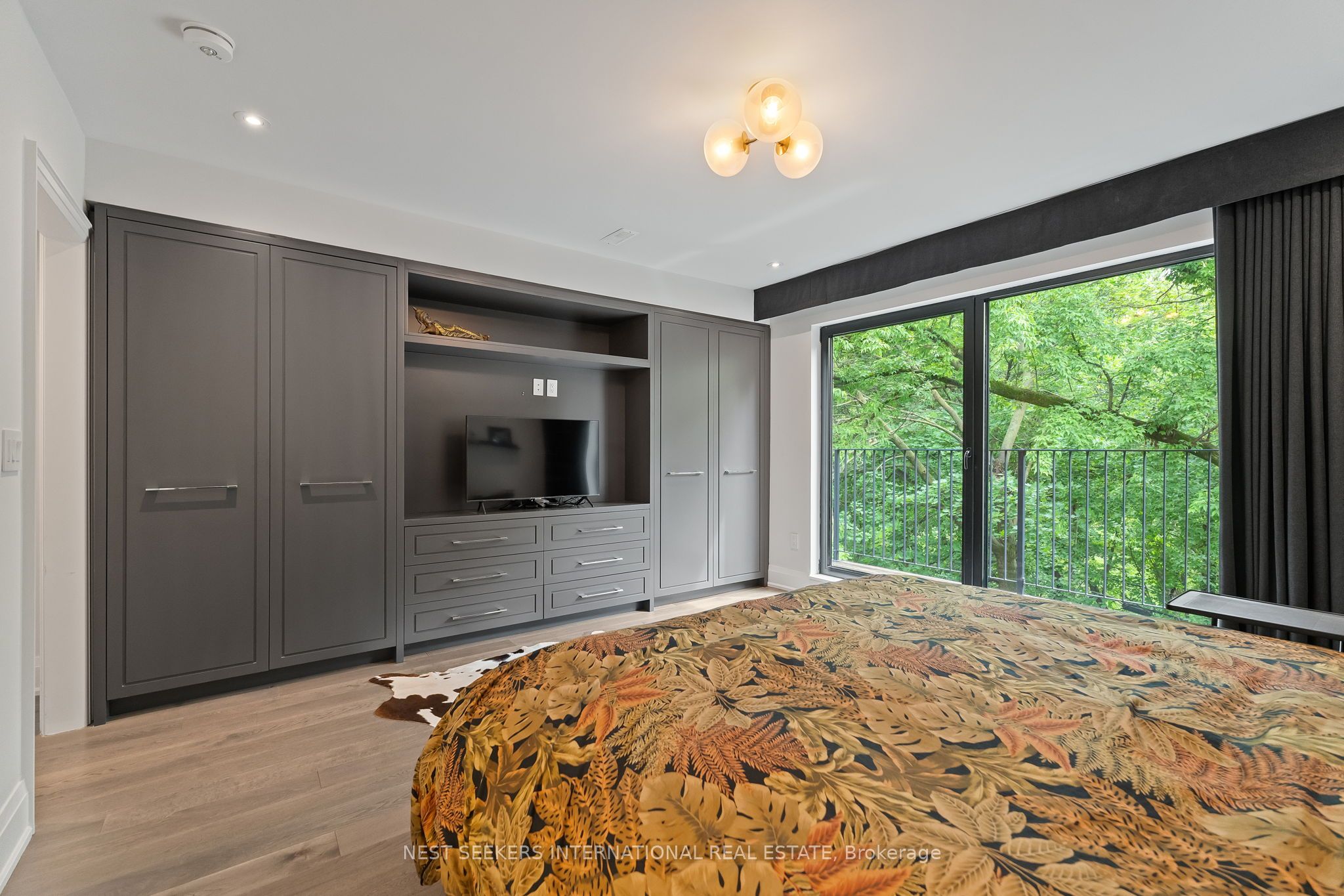 141 Chaplin Crescent Property Photo 22