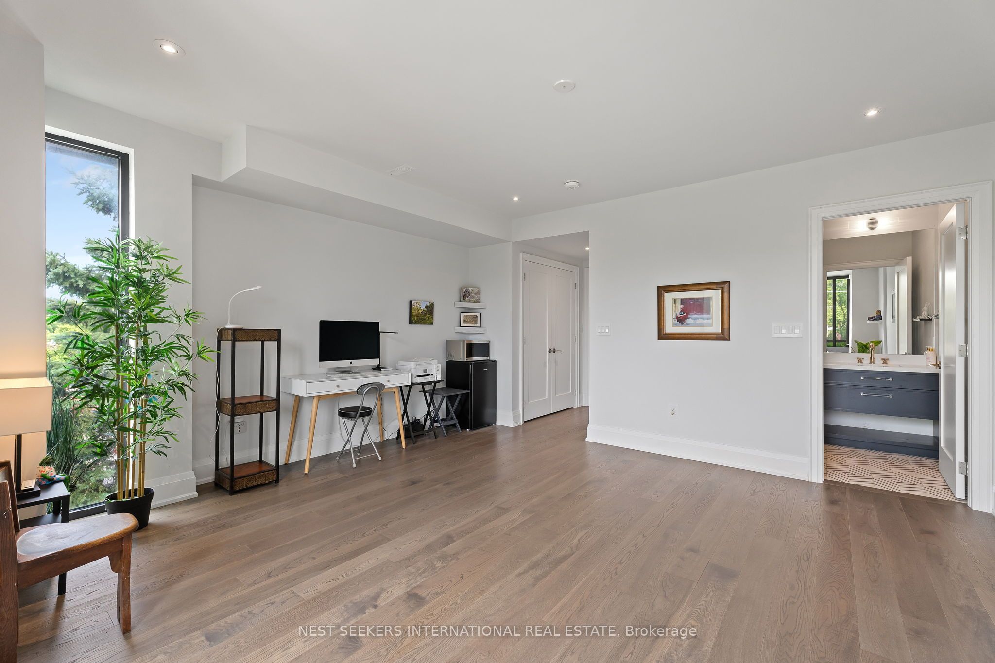 141 Chaplin Crescent Property Photo 27