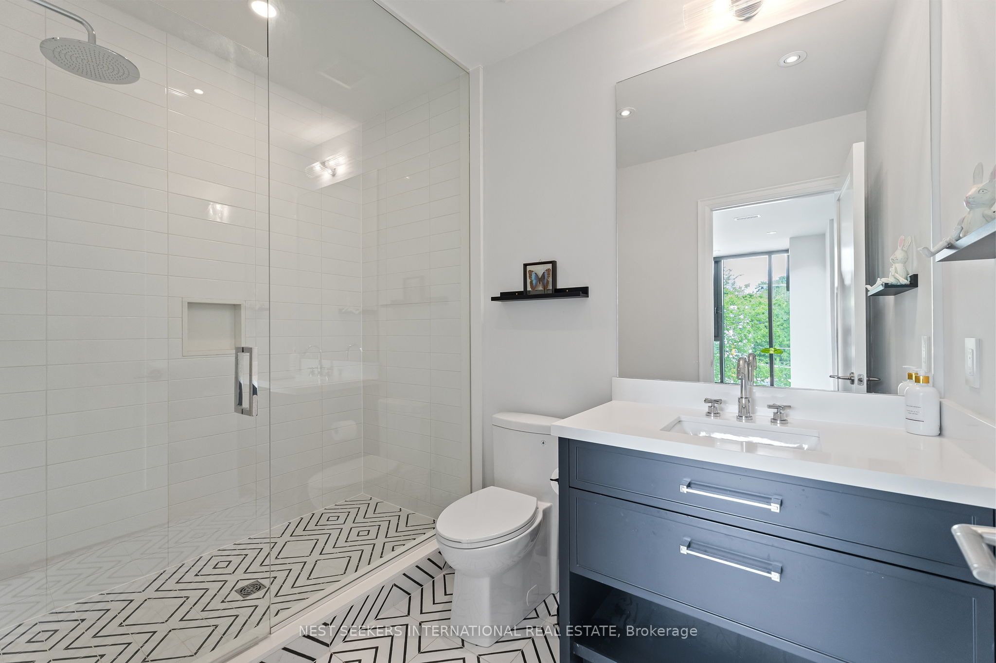 141 Chaplin Crescent Property Photo 28
