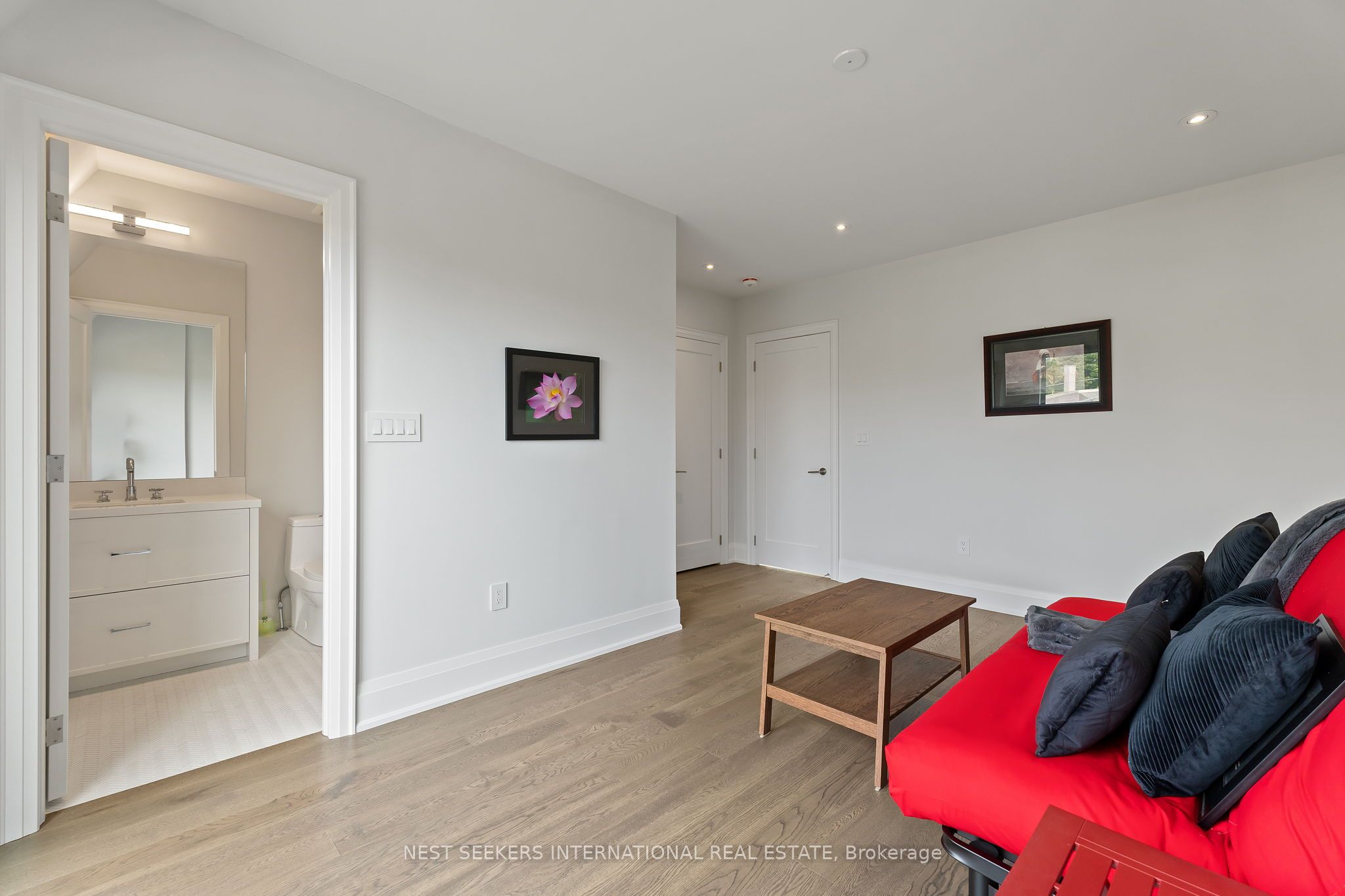 141 Chaplin Crescent Property Photo 31