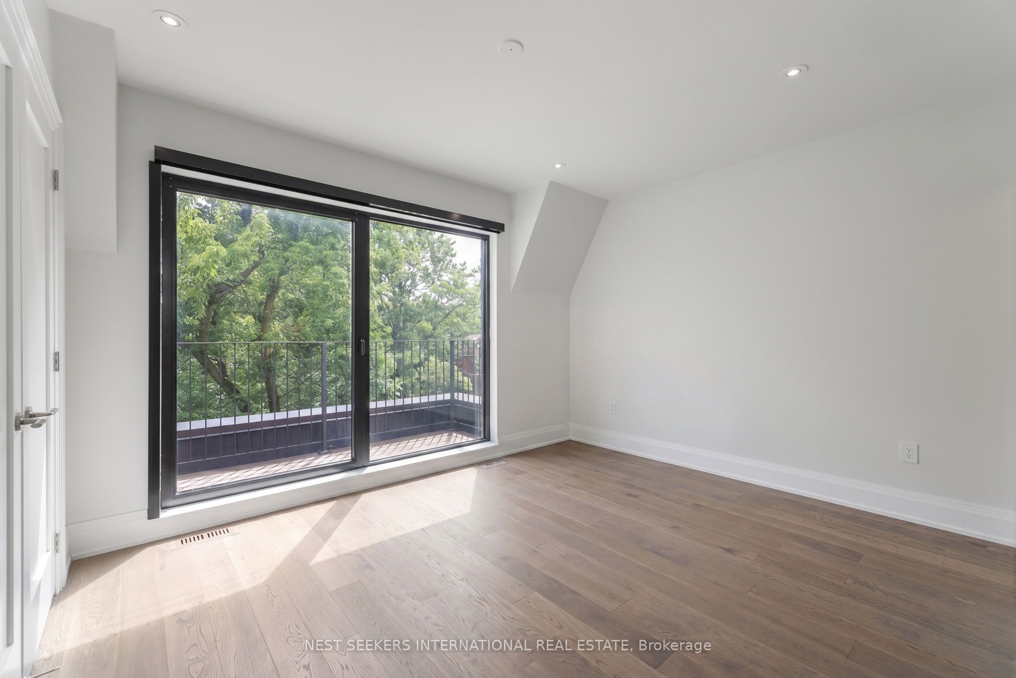 141 Chaplin Crescent Property Photo 34