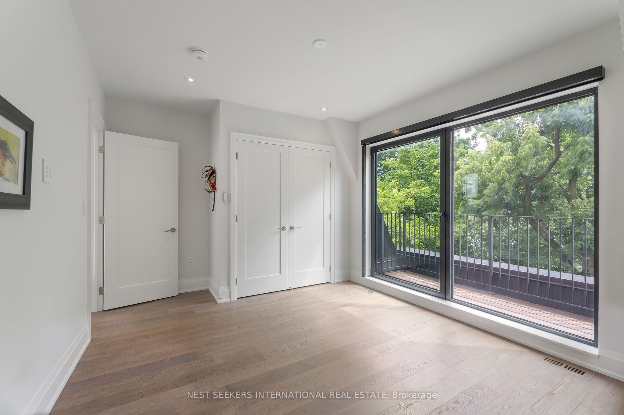 141 Chaplin Crescent Property Photo 35