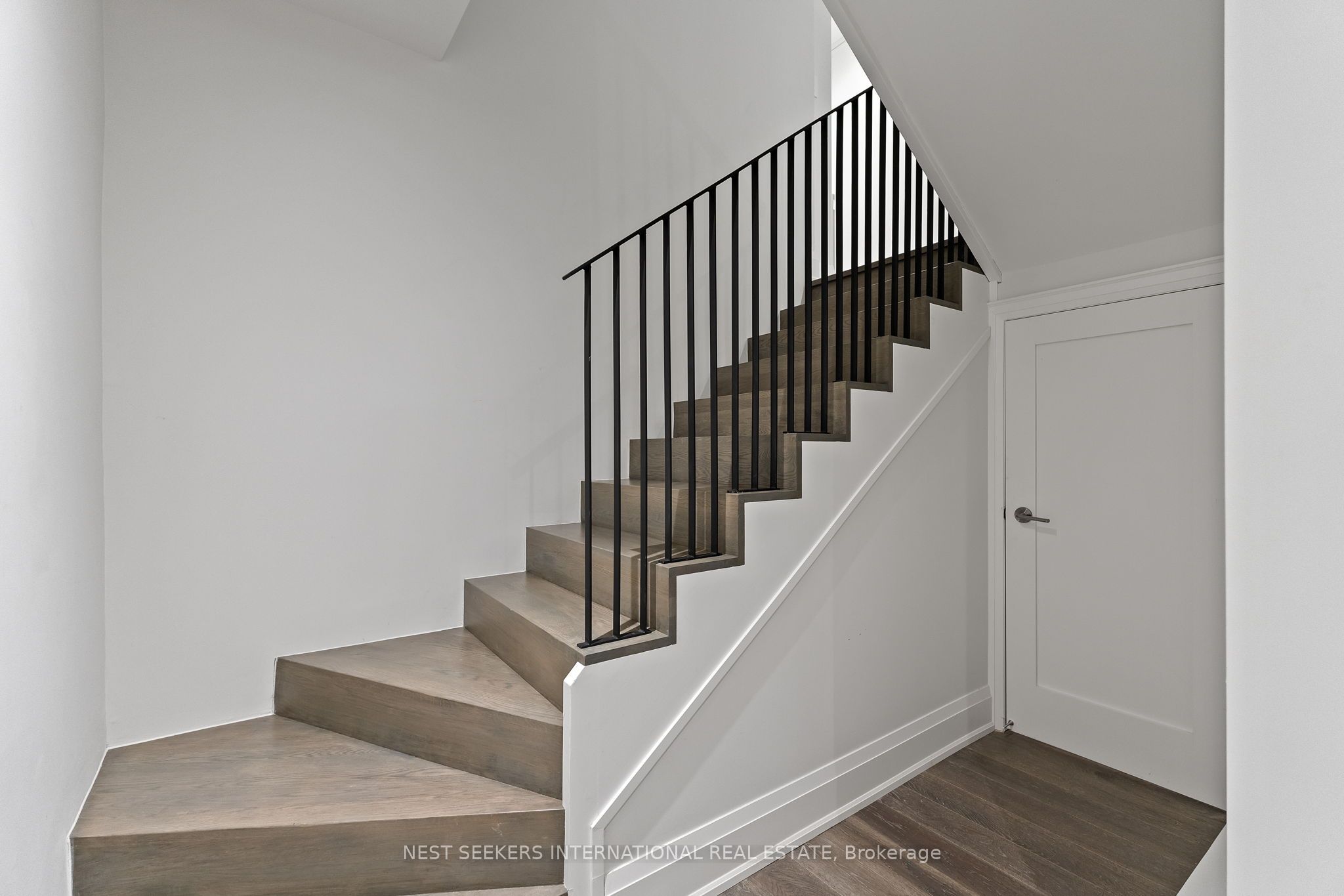 141 Chaplin Crescent Property Photo 39