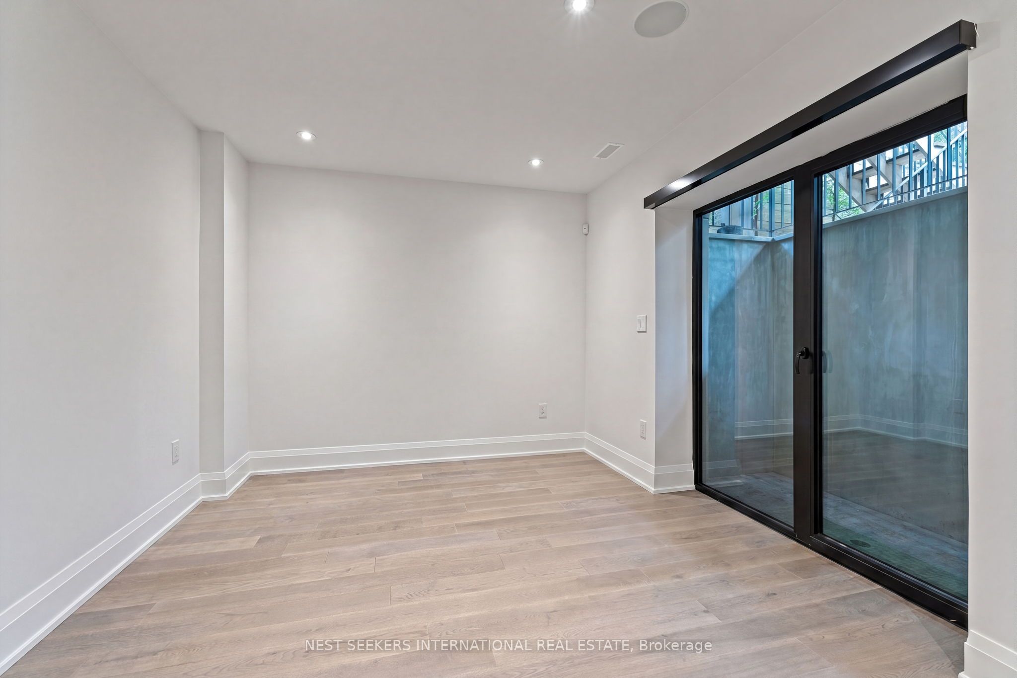 141 Chaplin Crescent Property Photo 41