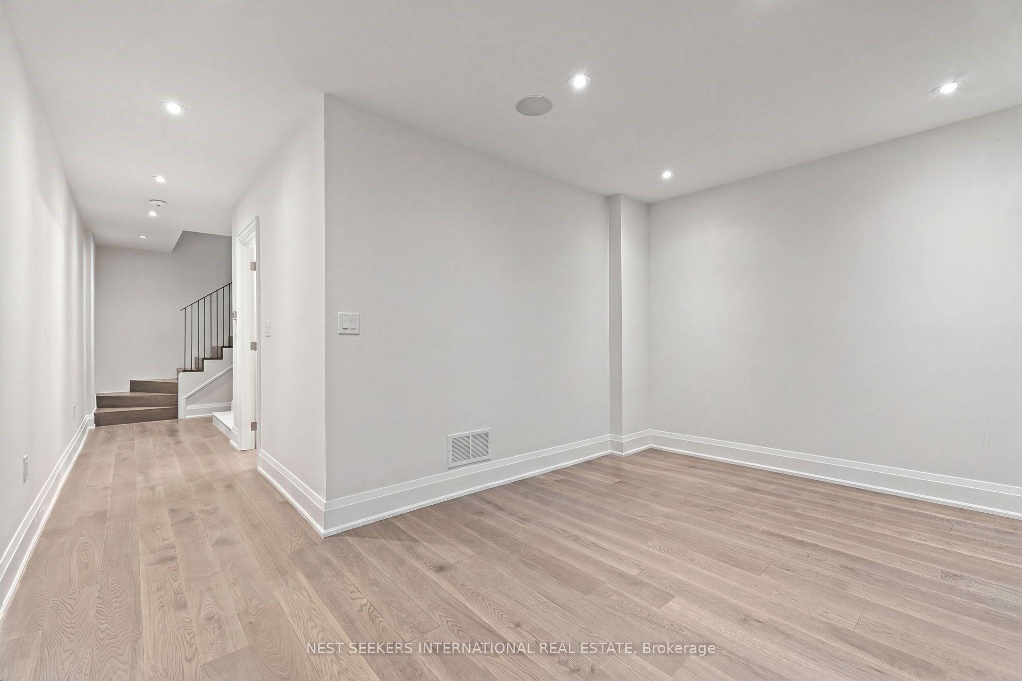 141 Chaplin Crescent Property Photo 42