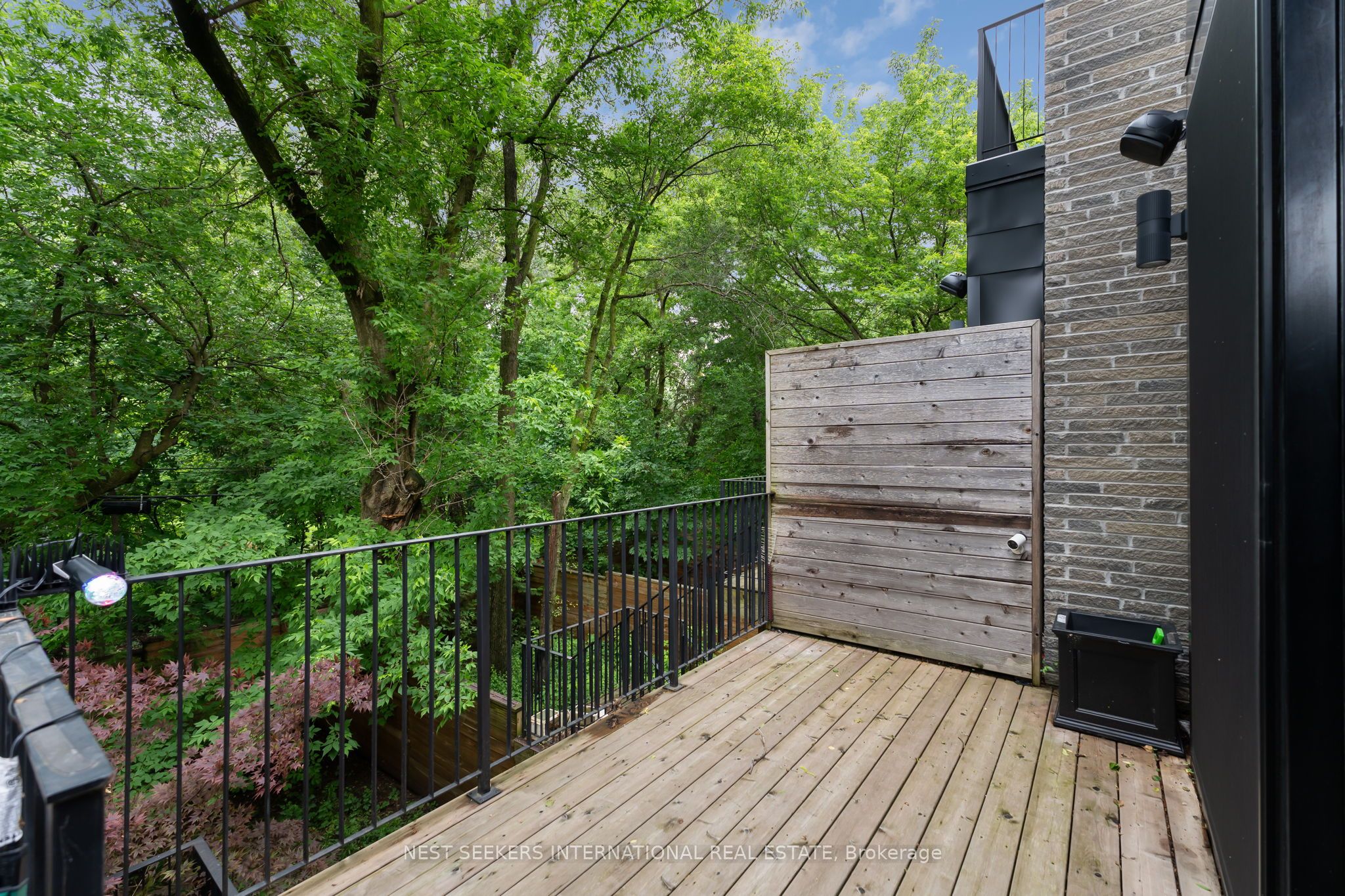 141 Chaplin Crescent Property Photo 44