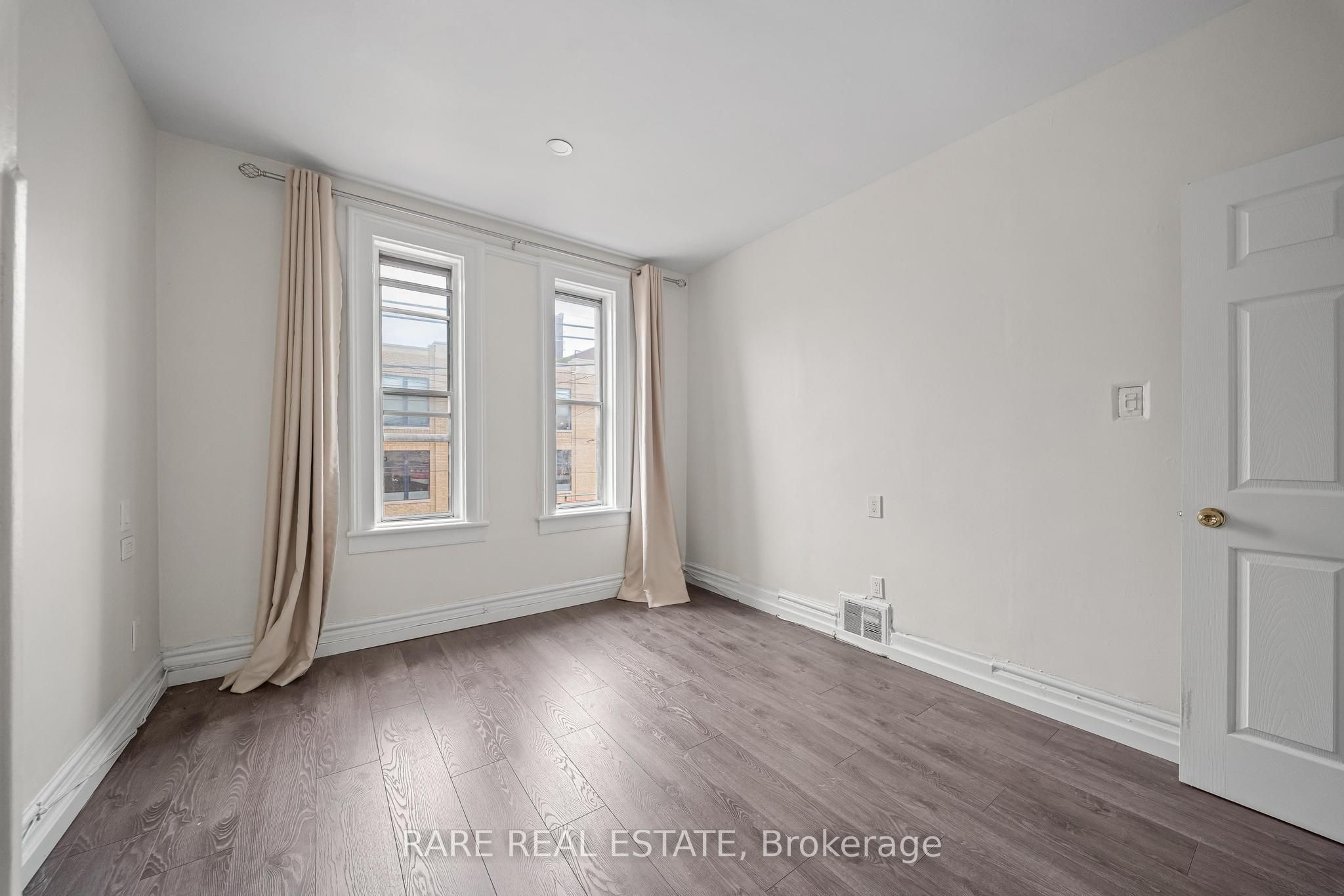 200 Bathurst Street Property Photo 9