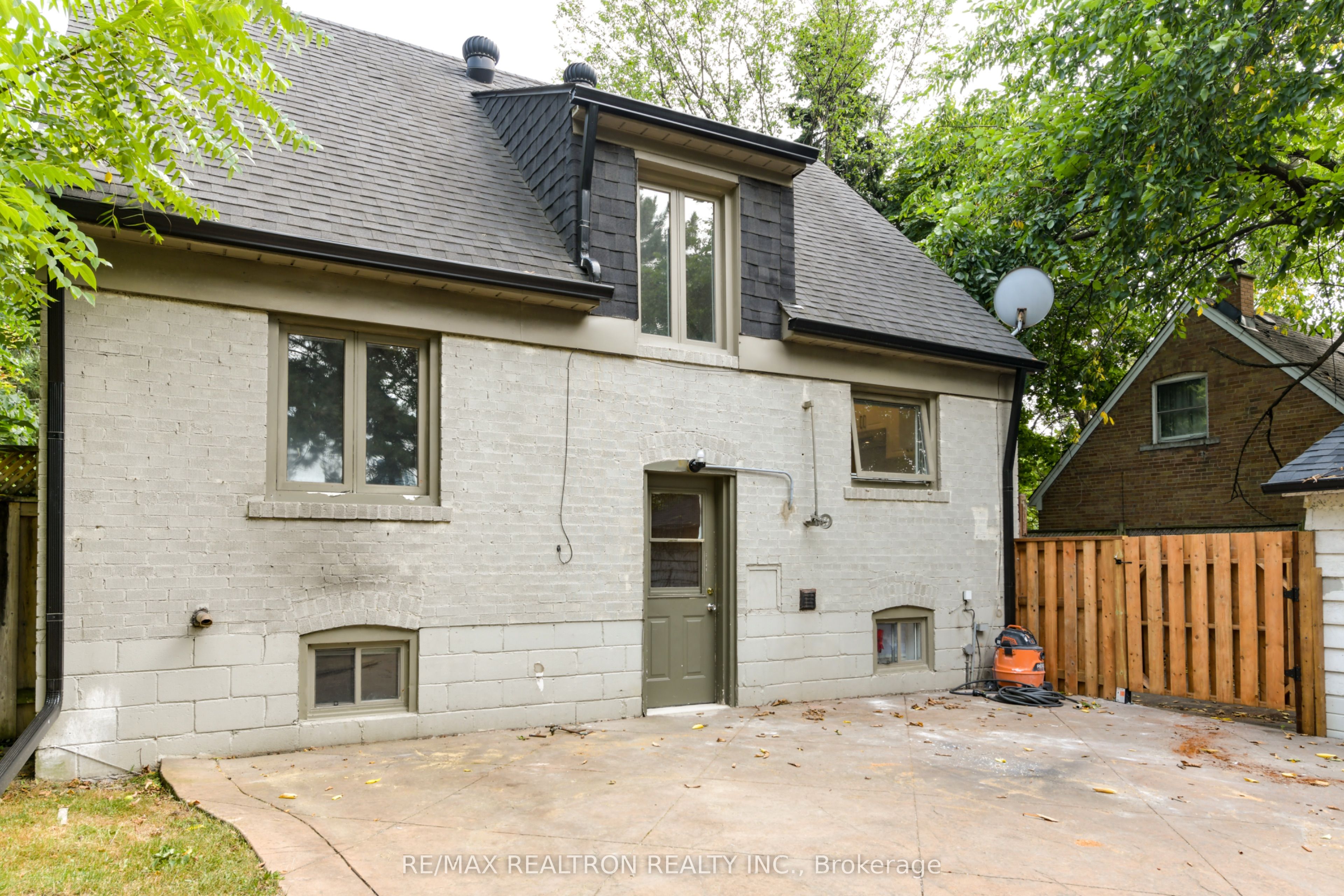 150 Upper Canada Drive Property Photo 5