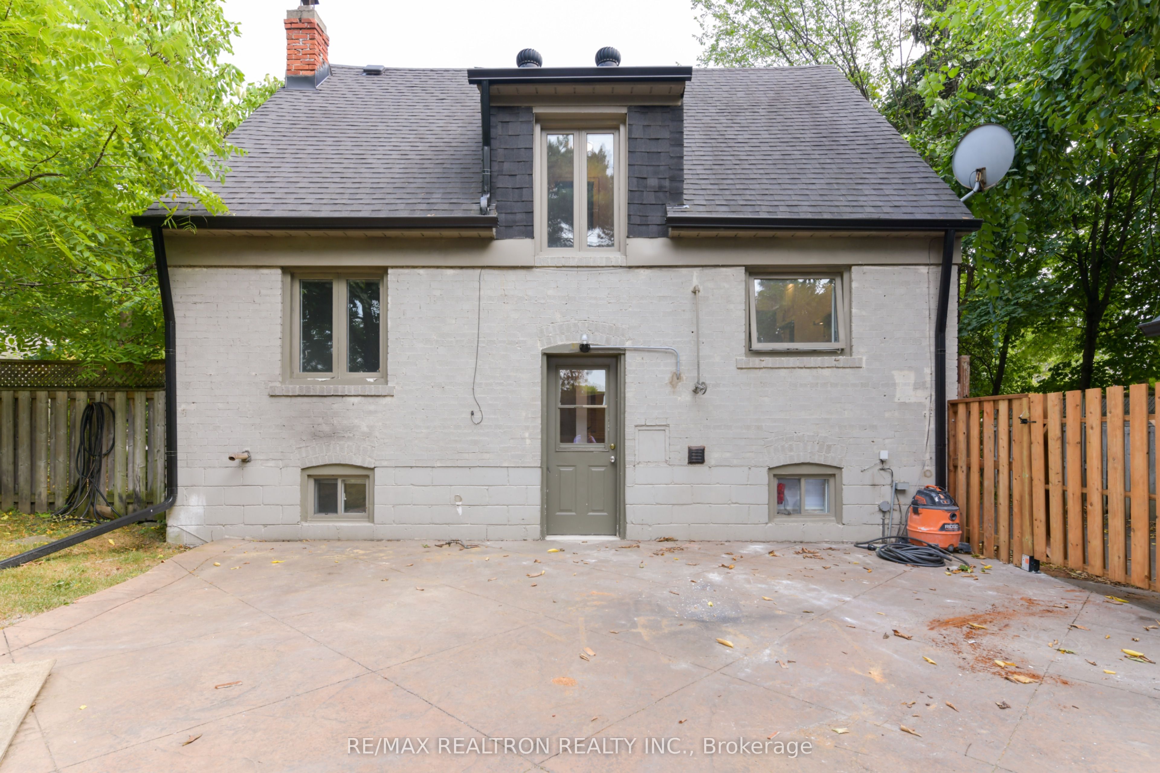 150 Upper Canada Drive Property Photo 6